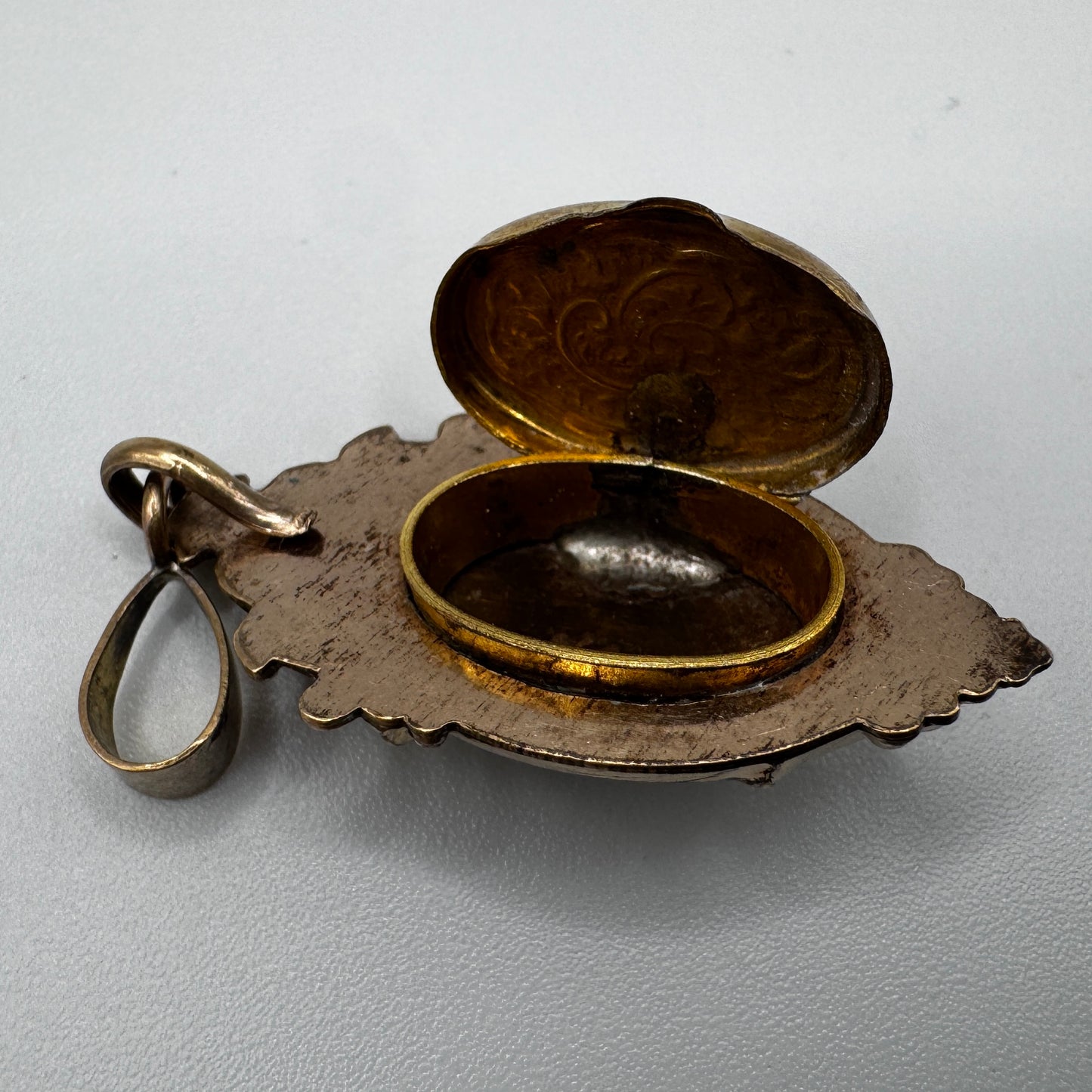 Pendentif ancien porte photo ou relique - plaqué or