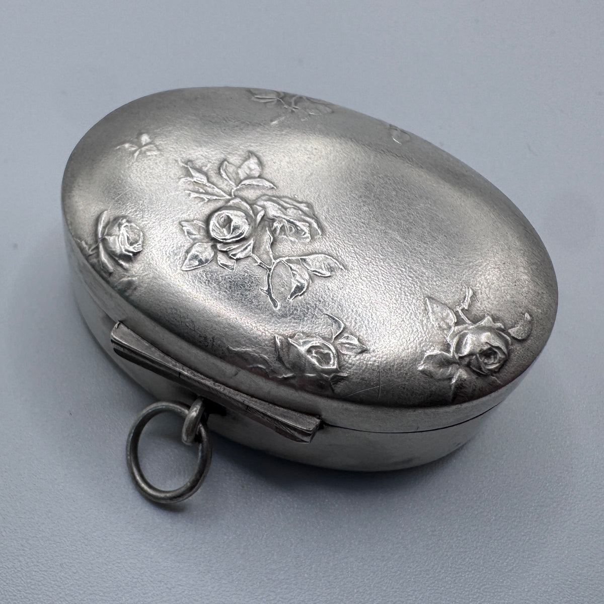 Petite boîte à pilules ancienne en argent massif