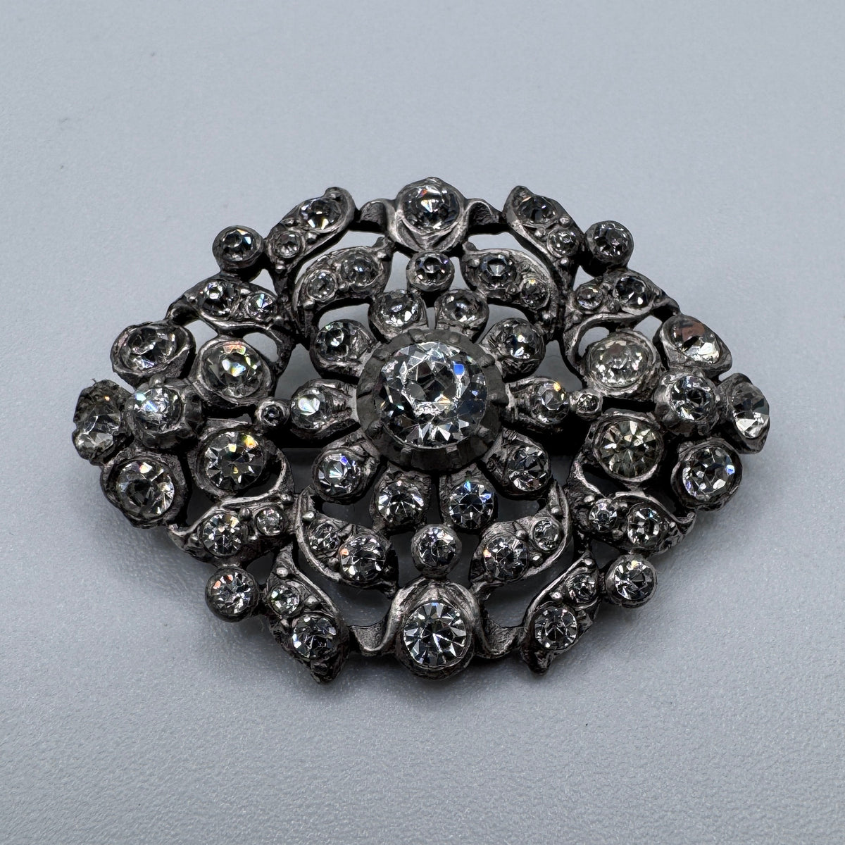 Broche Ancienne - Métal Argenté et verroterie
