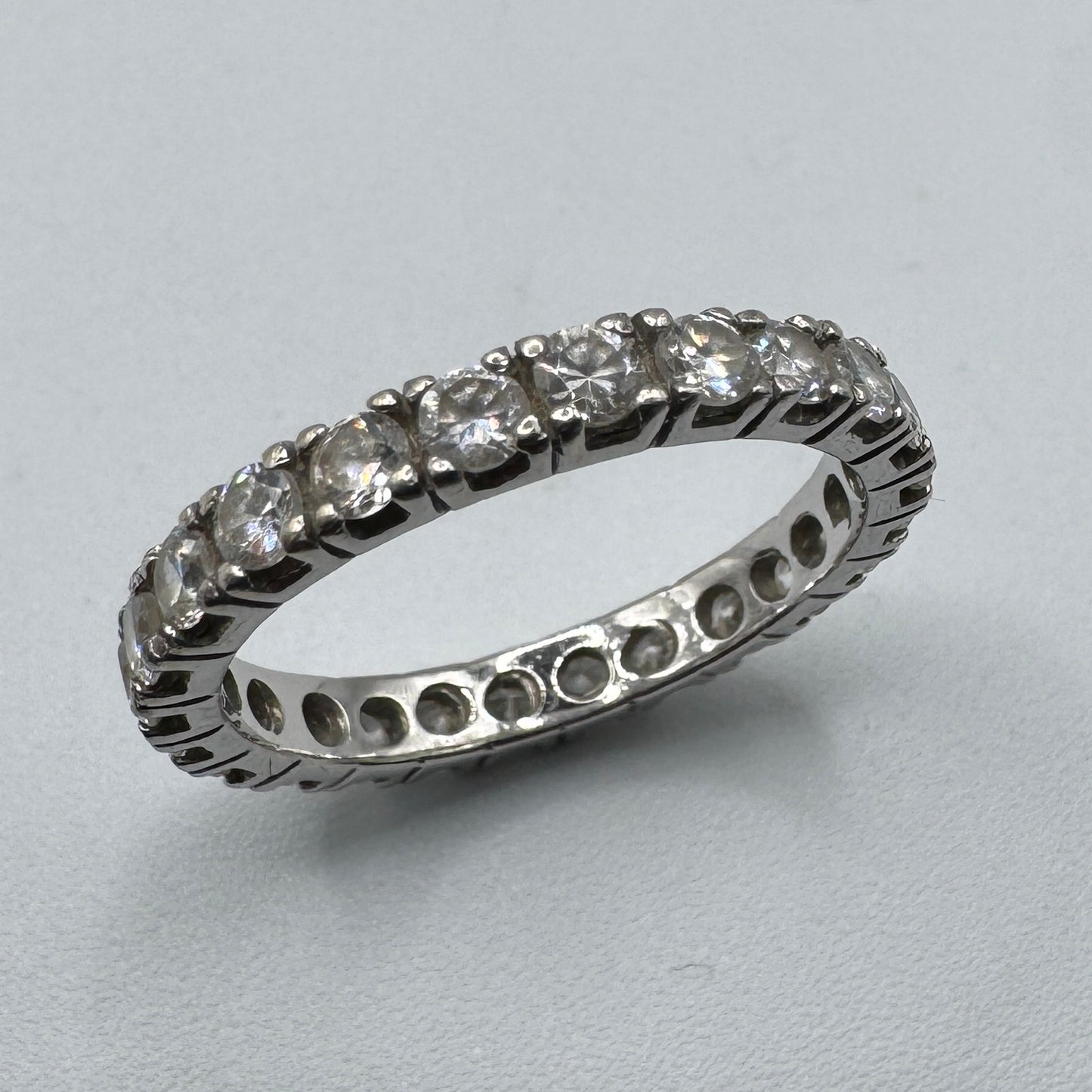 Jolie bague alliance en argent et brillants