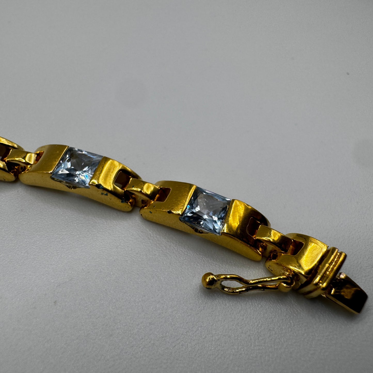 Bracelet en plaqué or et verre taillé