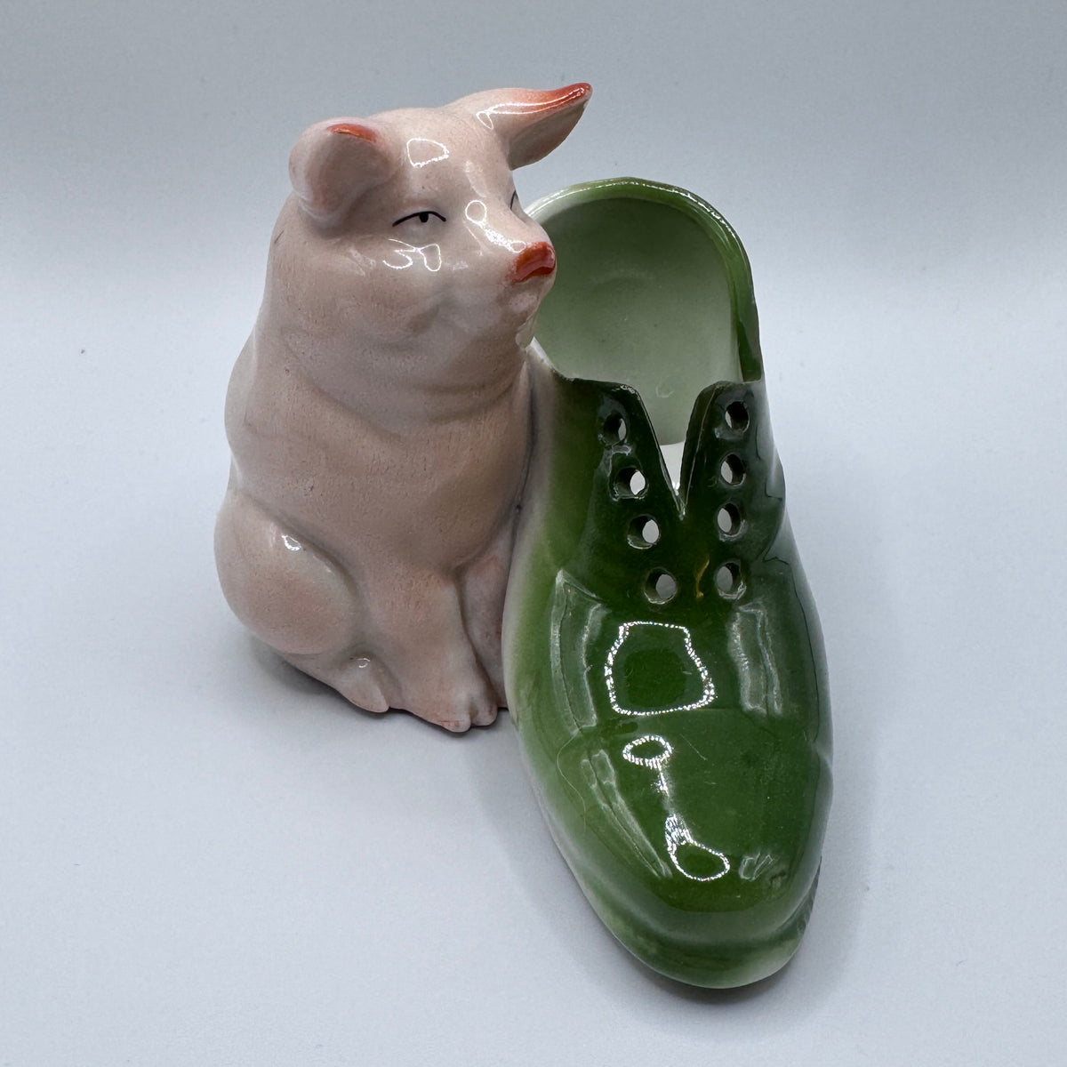 Superbe vide poche XIXe « cochon au soulier » en Porcelaine polychrome