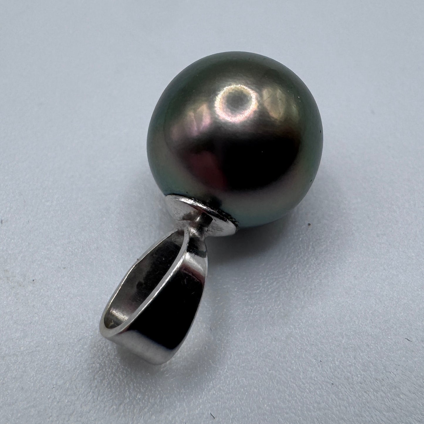 Jolie perle de culture montée en pendentif - or 9 carats