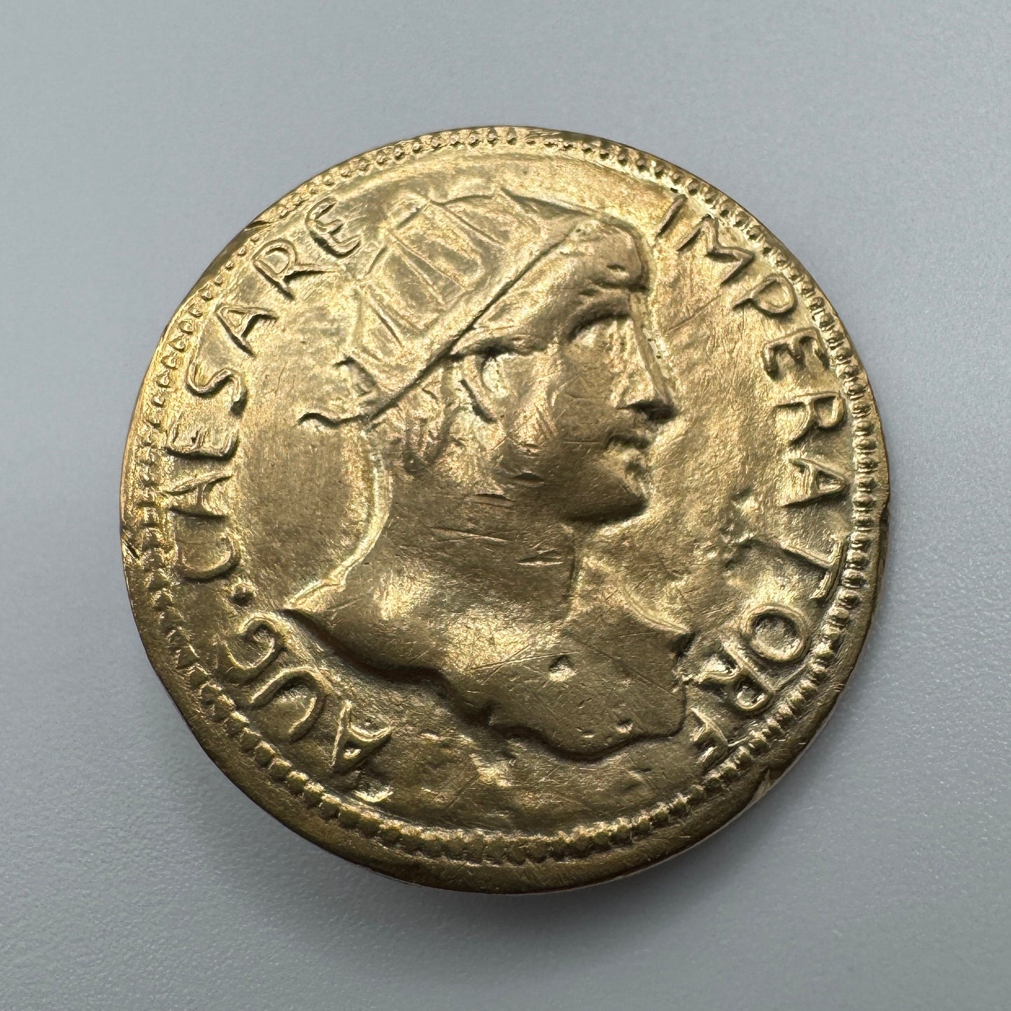 Bouton ancien en bronze « empereur Romain »