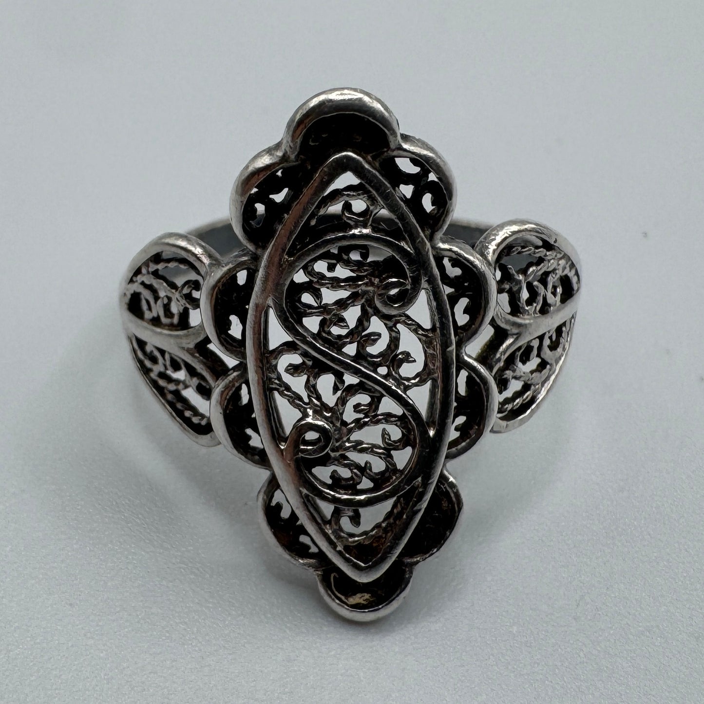 Bague ancienne en argent filigrané