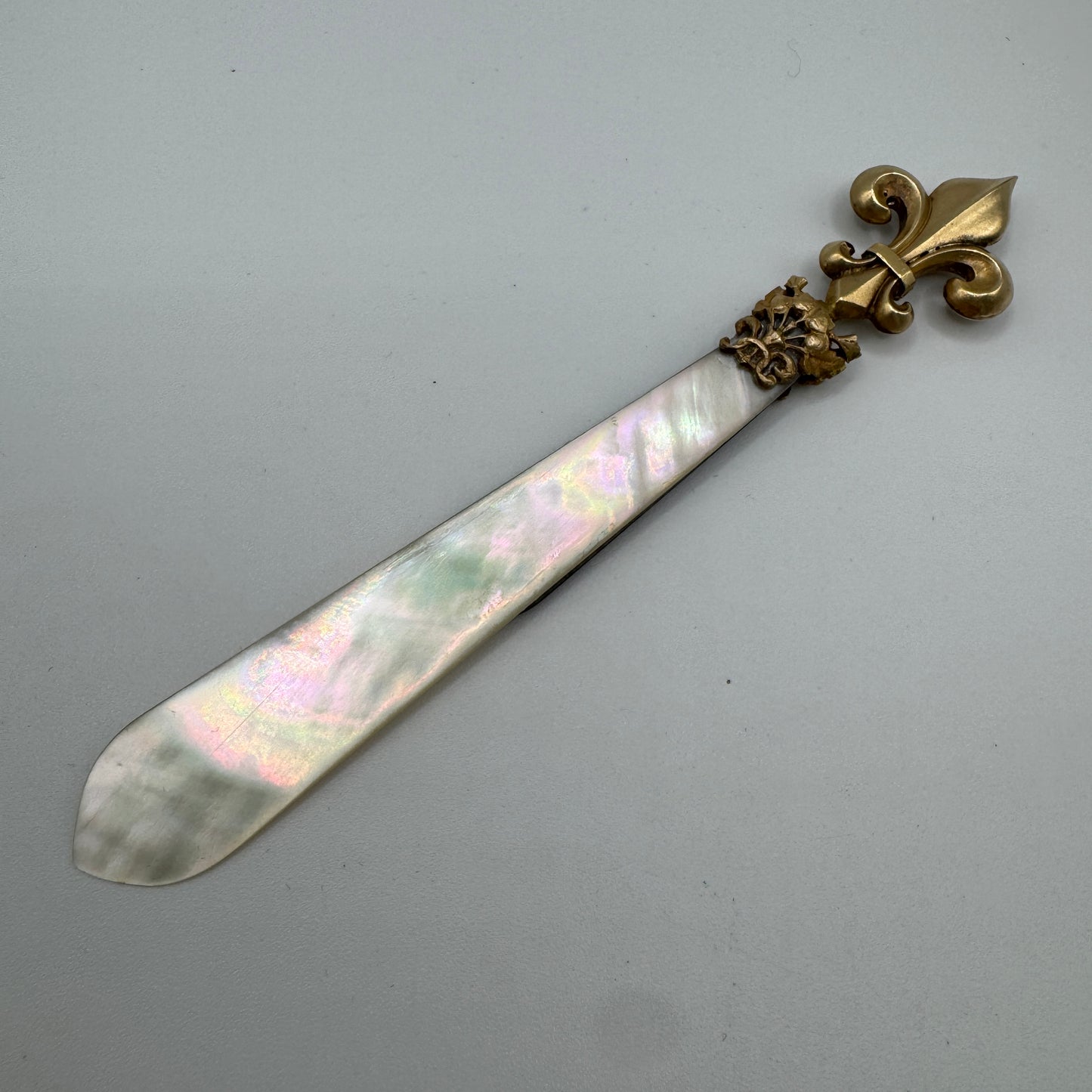 Ouvre lettre ancien vers 1900 « fleur de Lys » - bronze doré et nacre