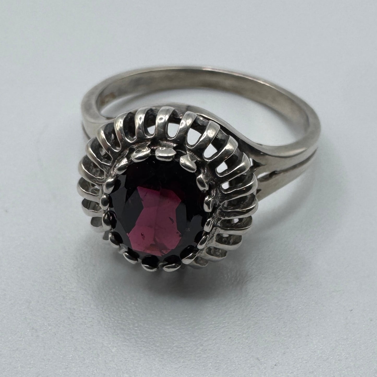 Jolie Bague en argent et pierre grenat