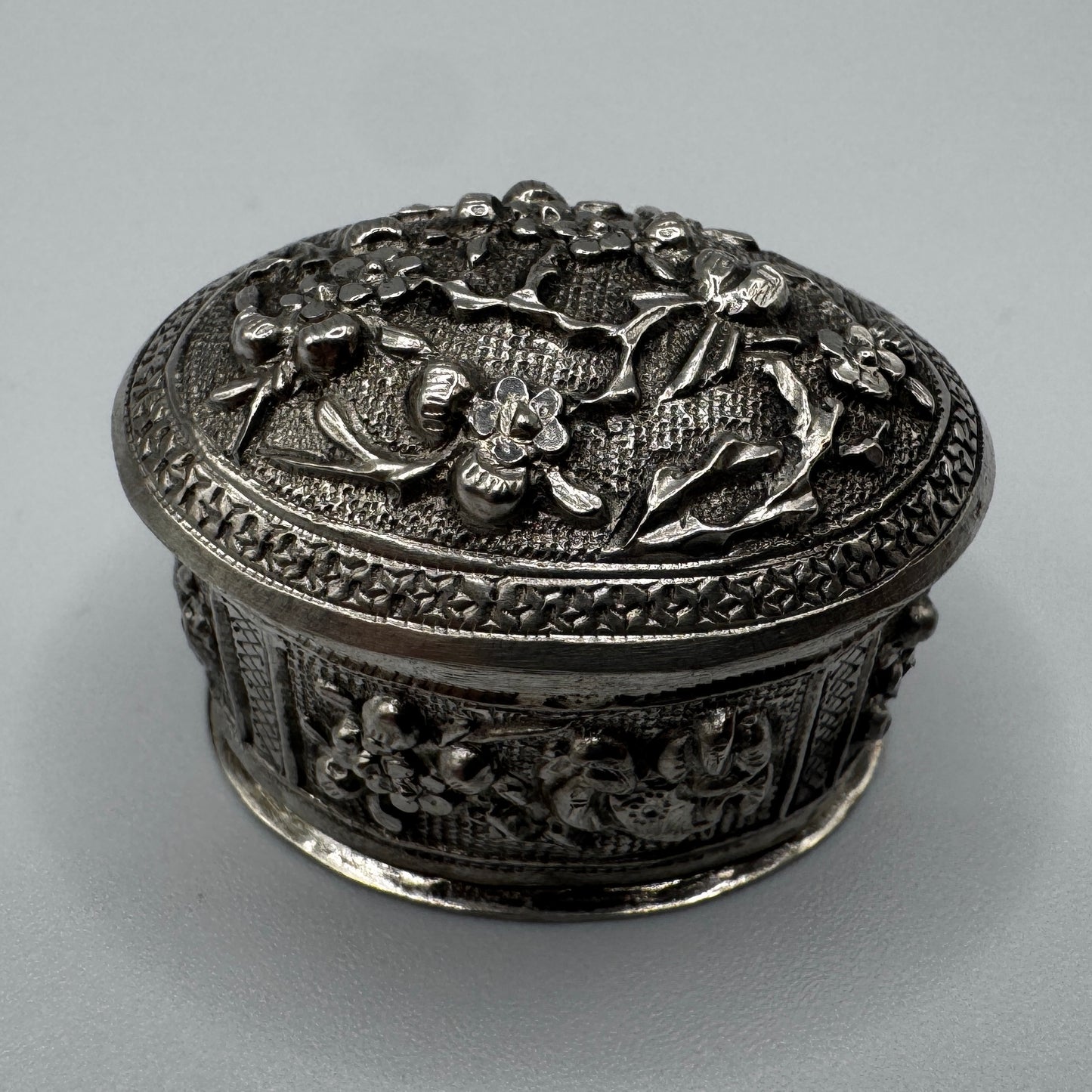 Superbe boîte pilulier ancienne en argent ciselé