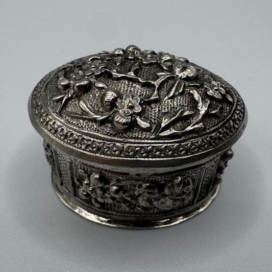 Superbe boîte pilulier ancienne en argent ciselé