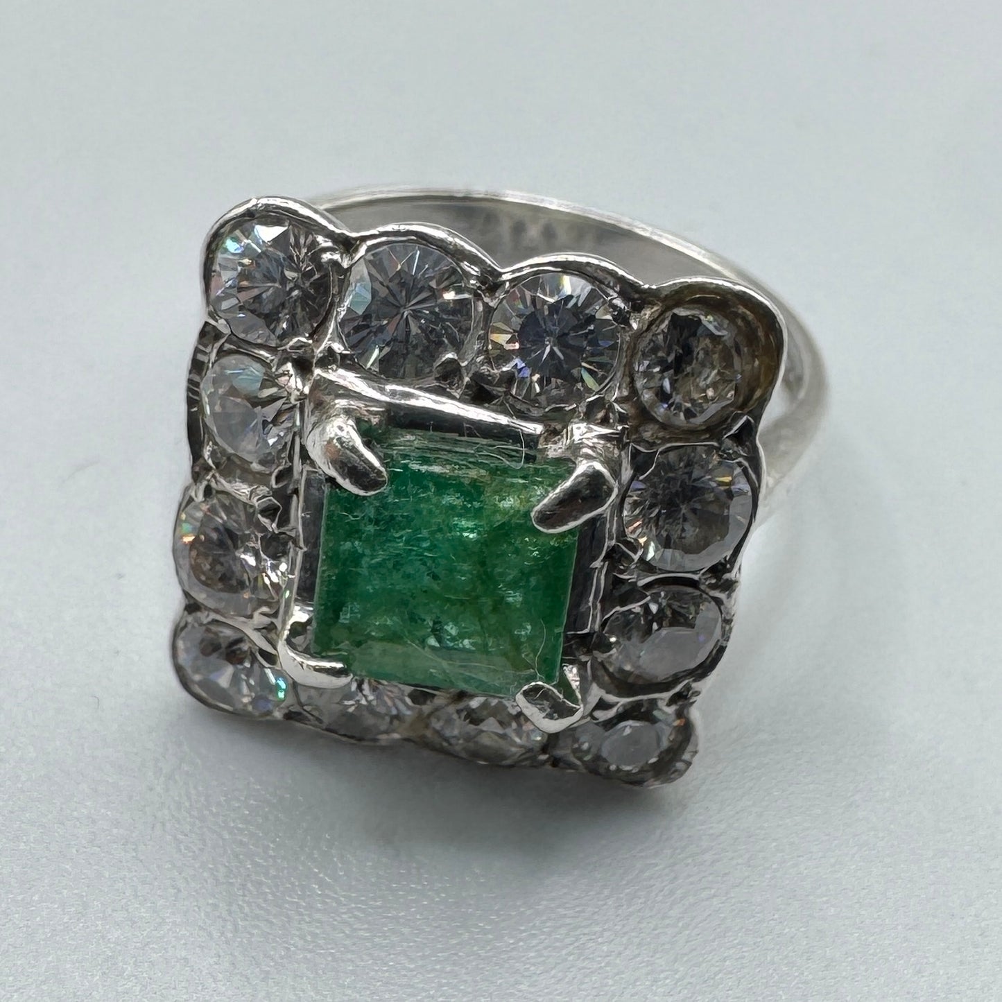 Jolie bague en argent et émeraude
