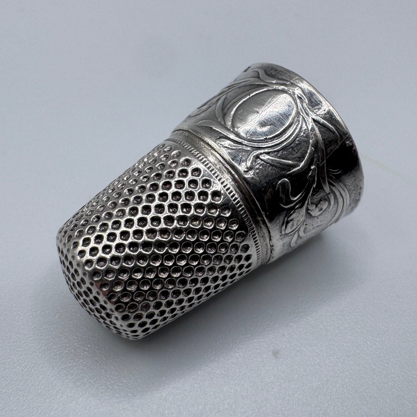 Superbe Dé à coudre Art Nouveau en argent