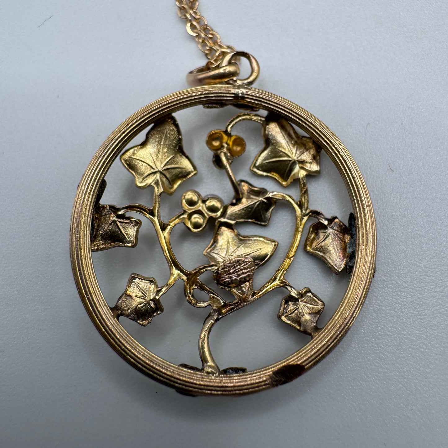 Pendentif ancien style Art Nouveau en plaqué or « décor feuilles de vigne »