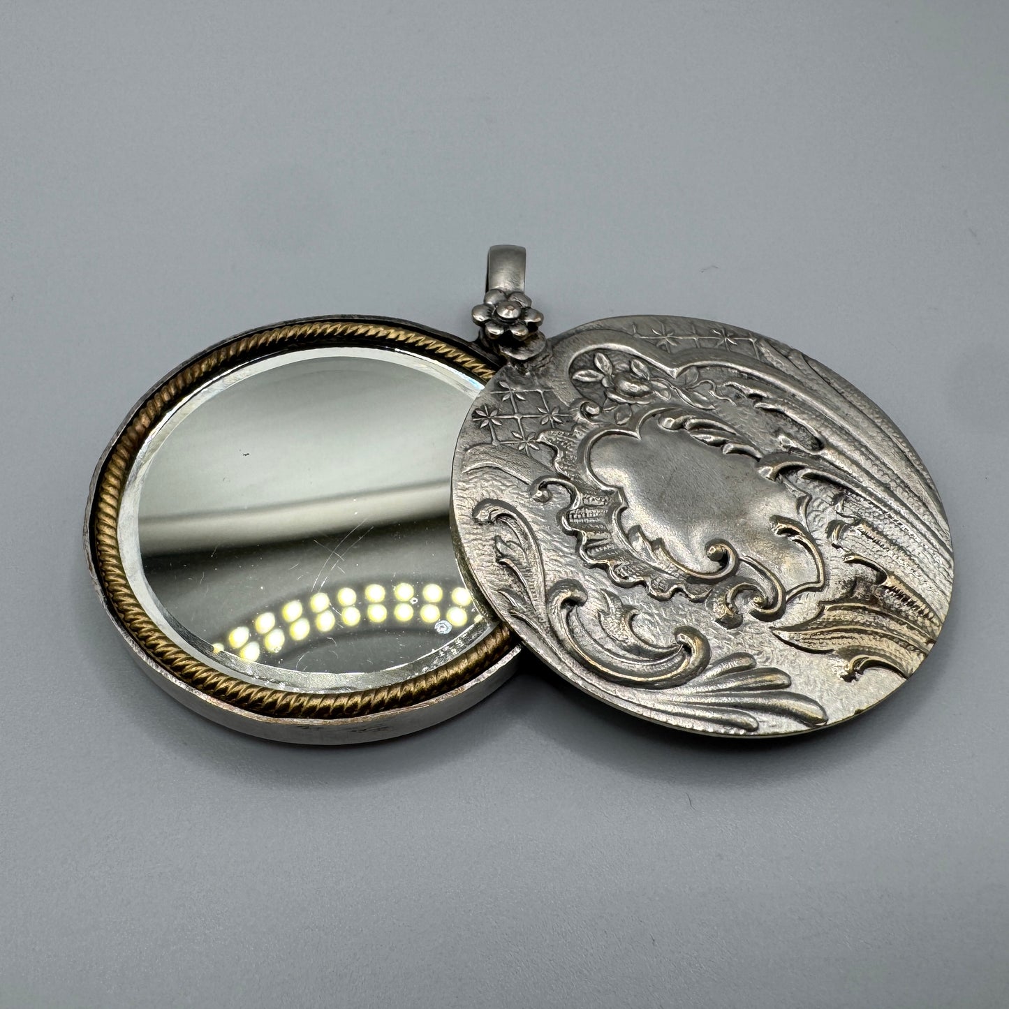 Miroir de poche ancien vers 1900