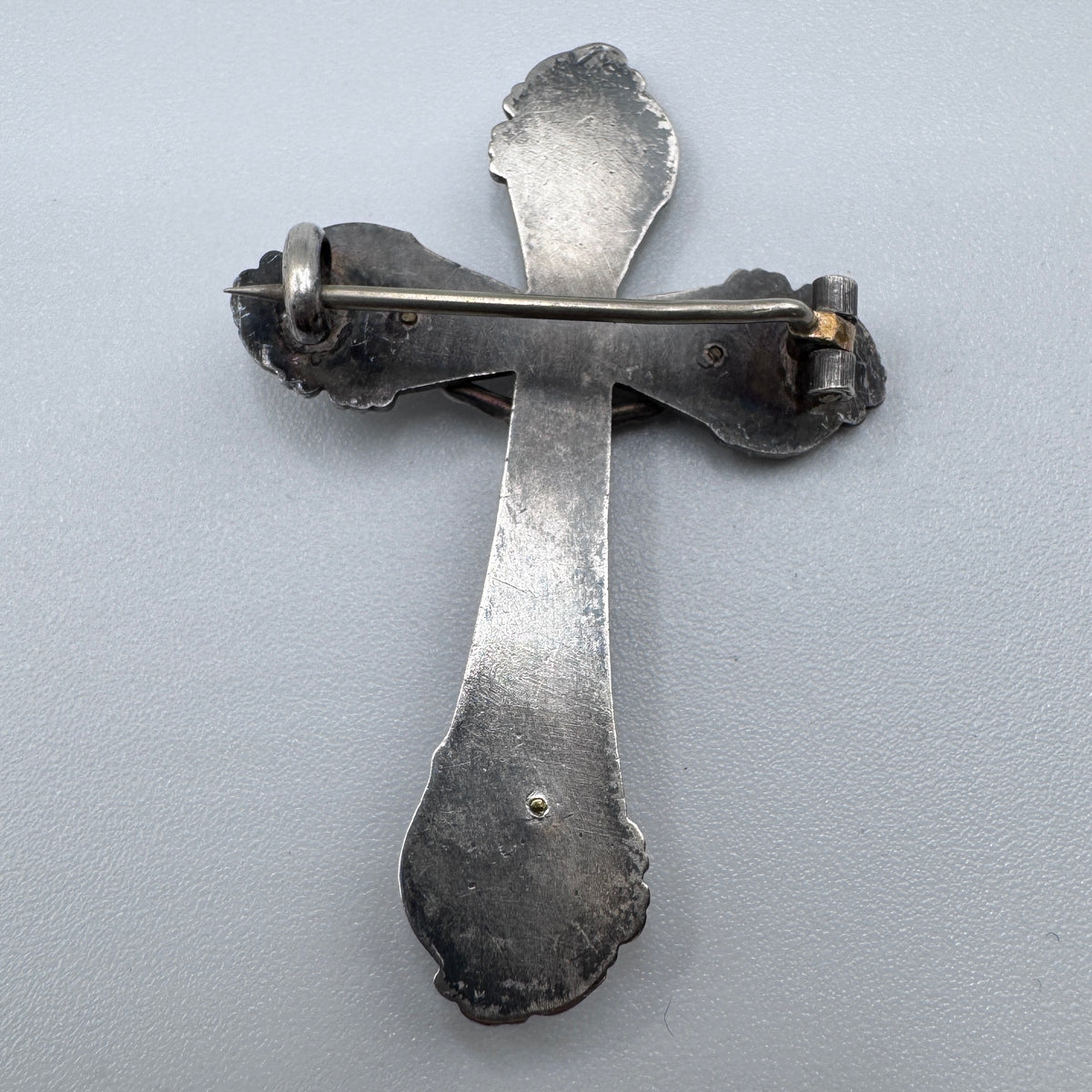 Broche Ancienne style rocaille « crucifix »