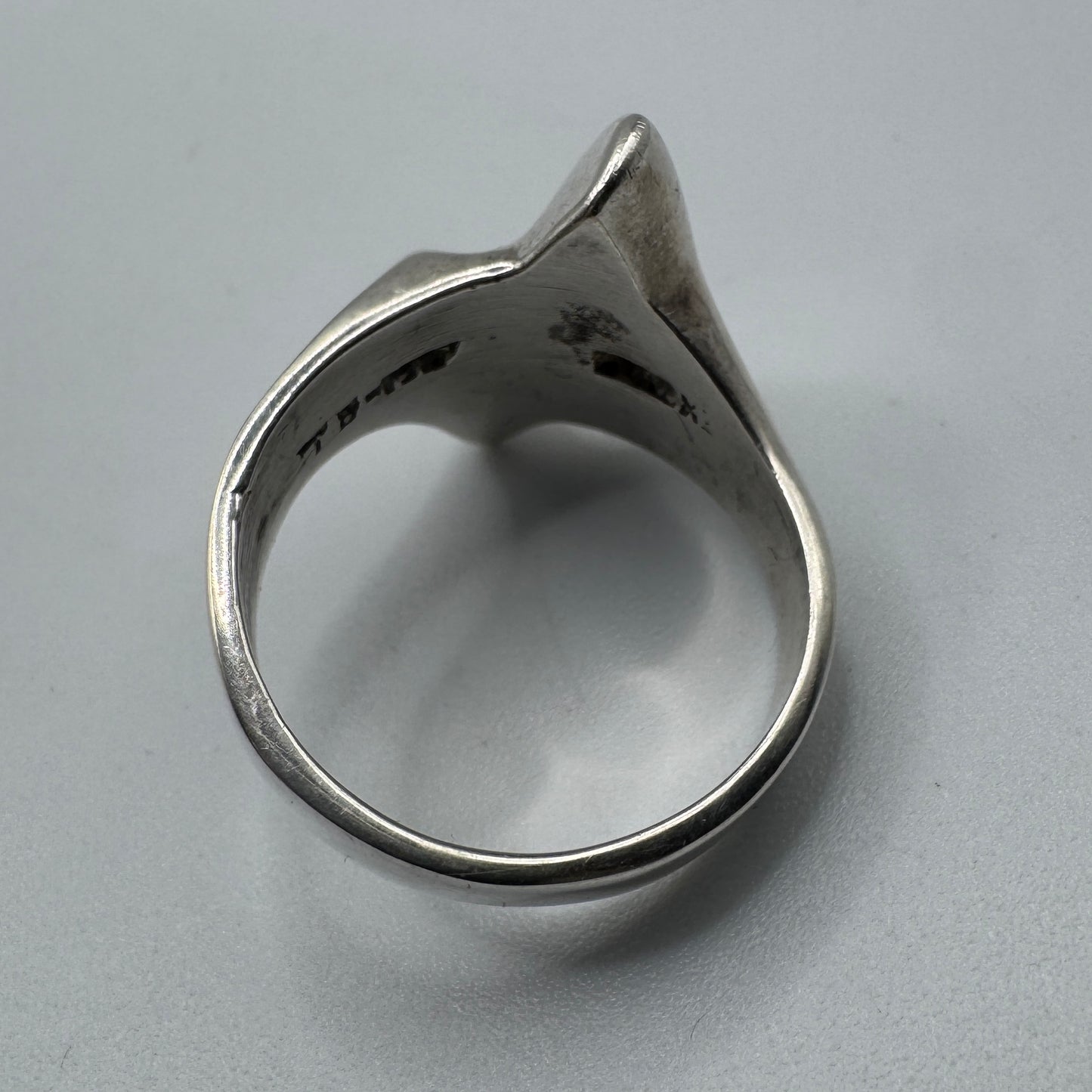 Bague en argent motif moderniste