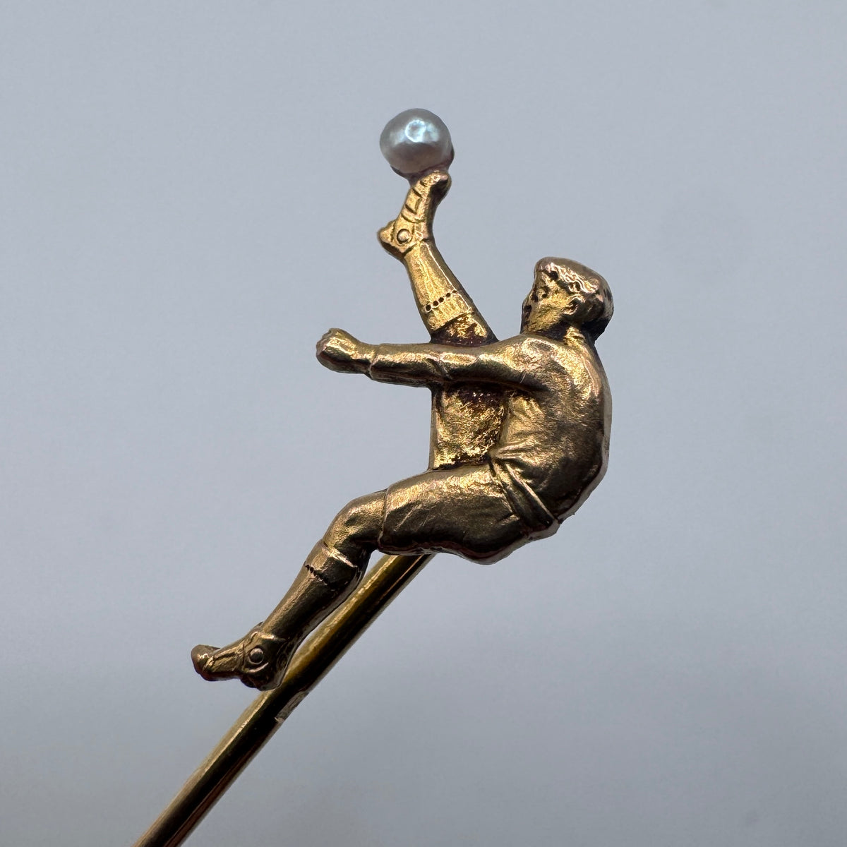 Superbe Épingle à cravate ancienne « joueur de football » - plaqué or FIX
