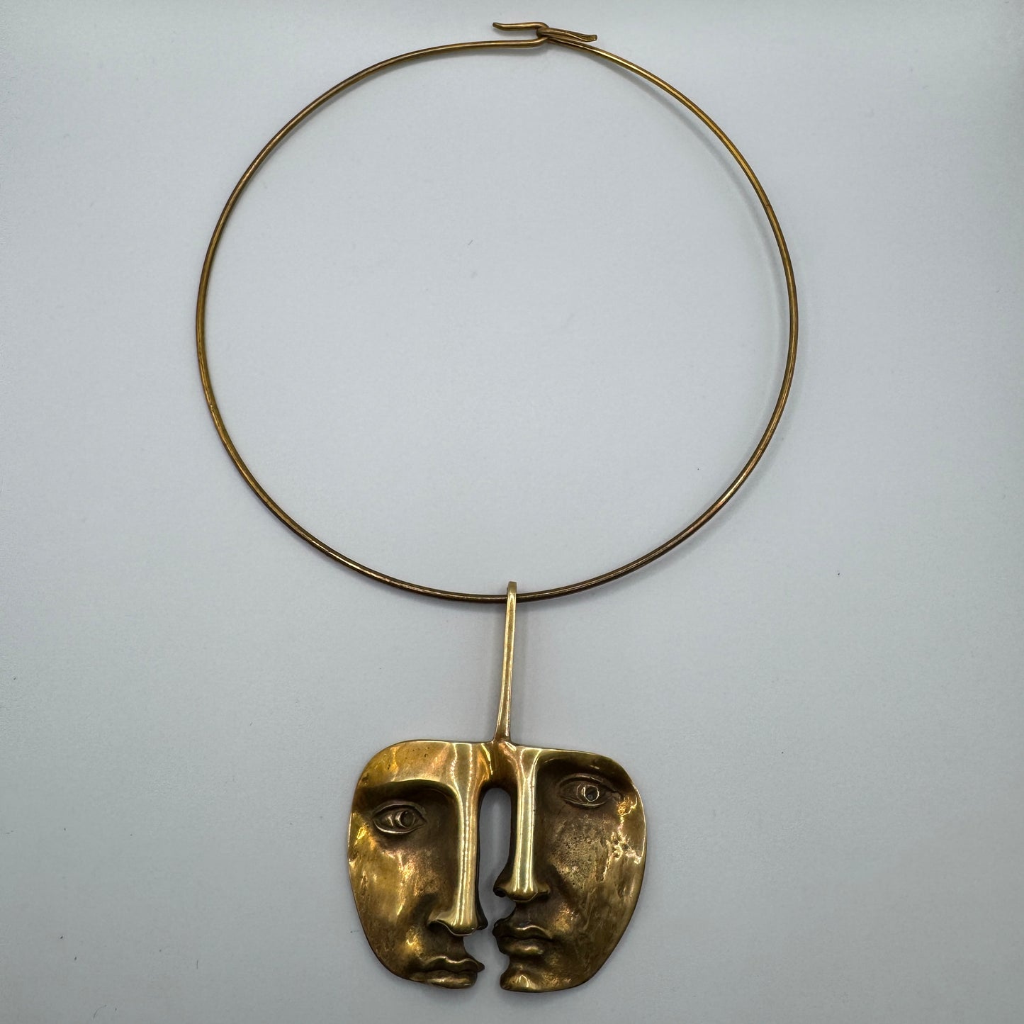Collier d’artiste par René Berthet - « pendentif aux deux visages » - épreuve d’artiste en bronze