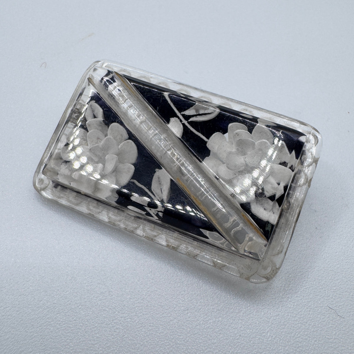 Broche ancienne en Lucite « décor floral »