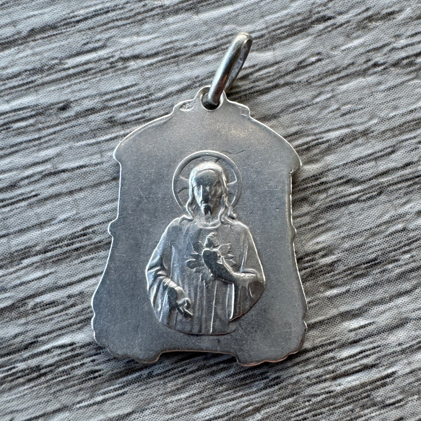 Médaille religieuse ancienne en argent « Vierge à l’enfant »