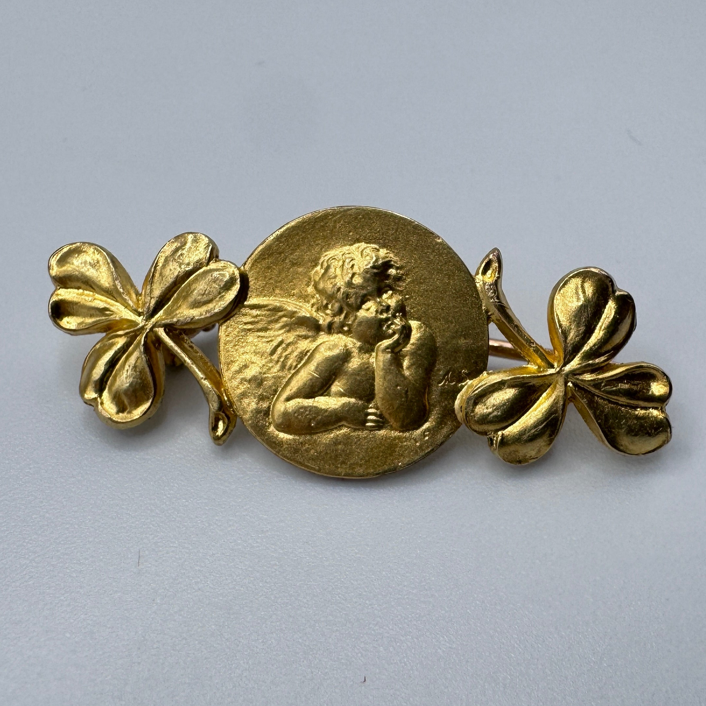 Broche ancienne Art Nouveau « angelot et trèfle » en plaqué or