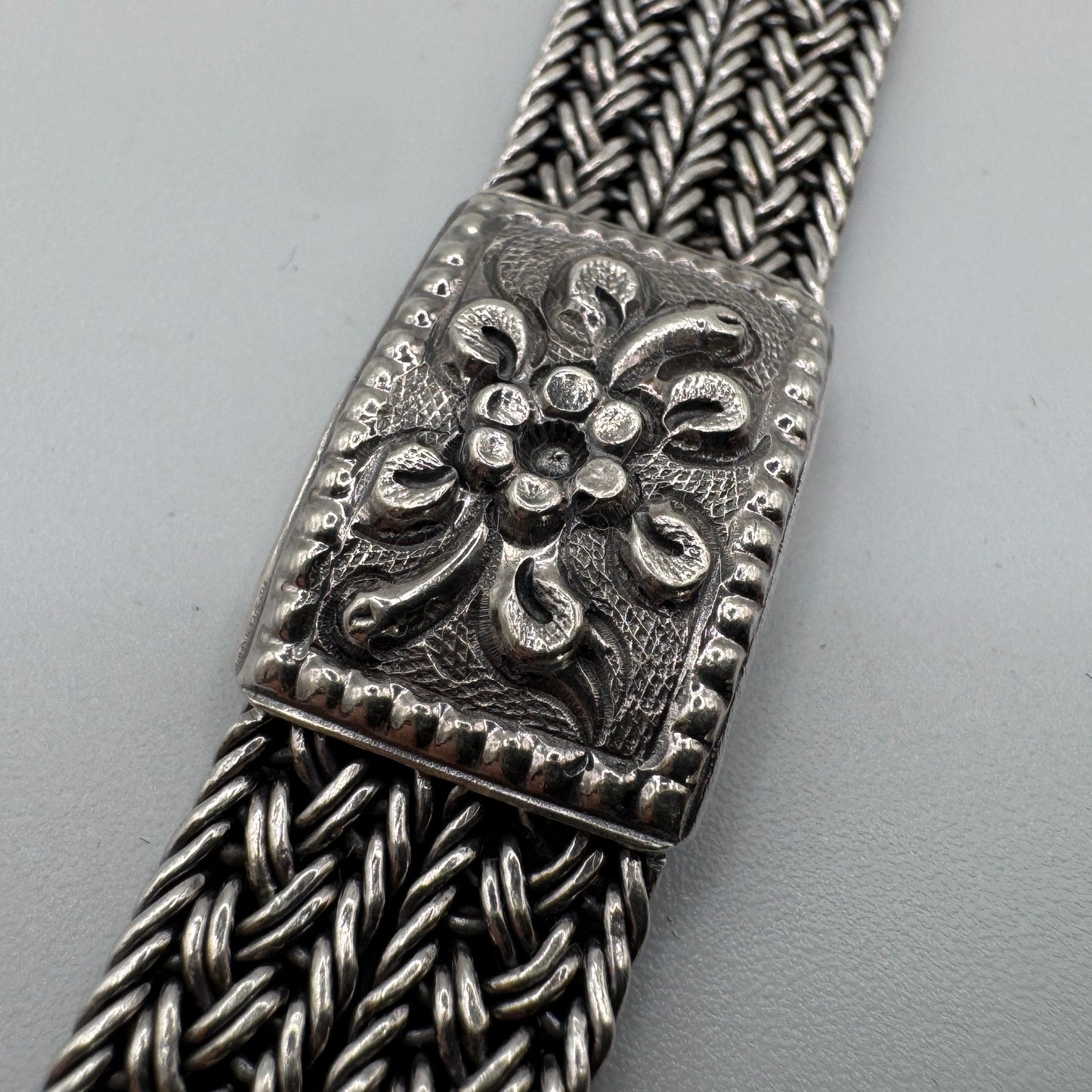 Bracelet ancien en argent ciselé