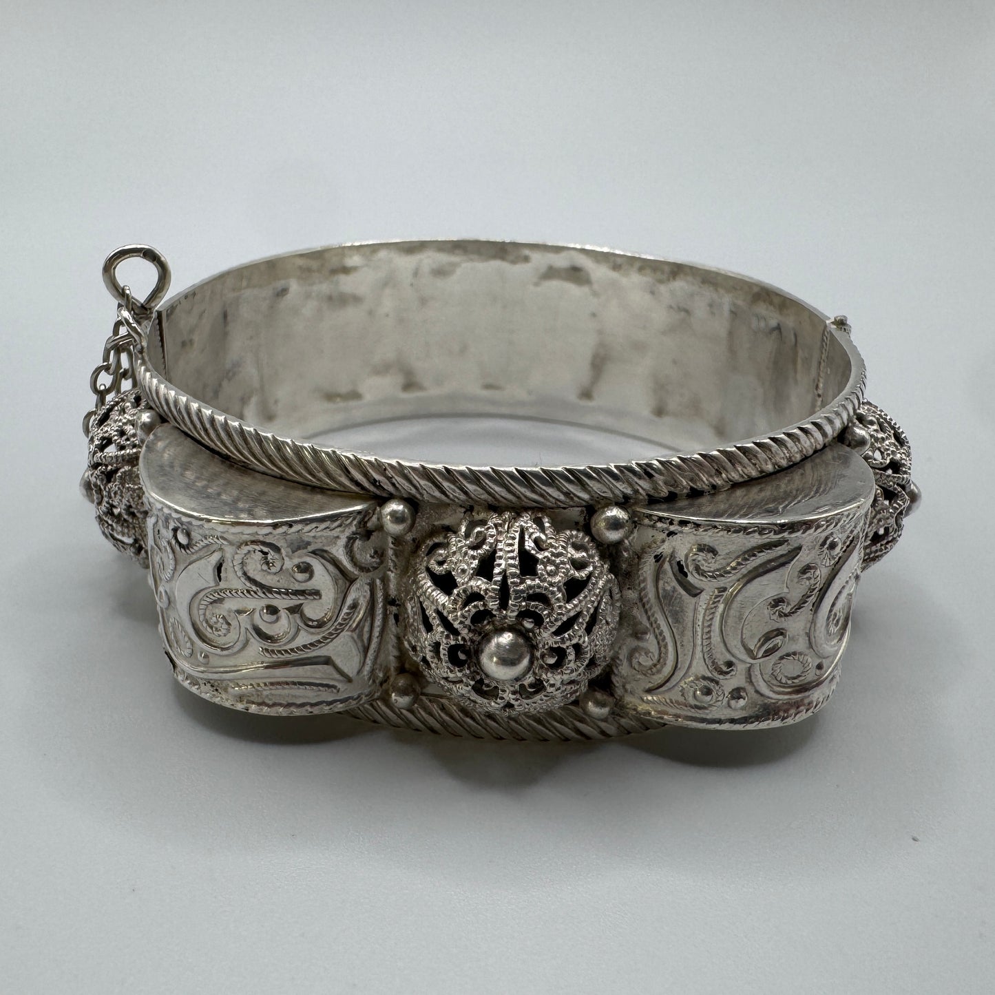 Bracelet ancien en argent à décor ciselé- Berbère