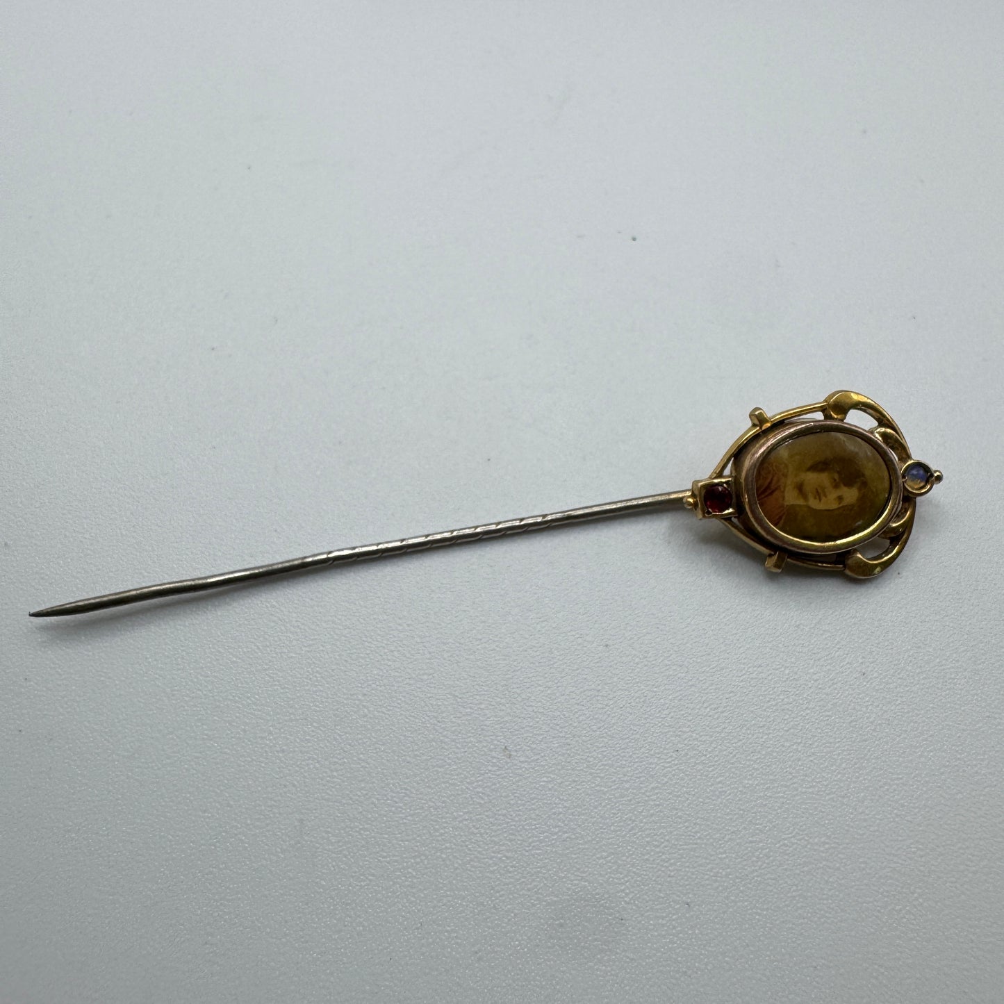 Epingle à cravate ancienne Art Nouveau- portrait miniature sous verre- plaqué or