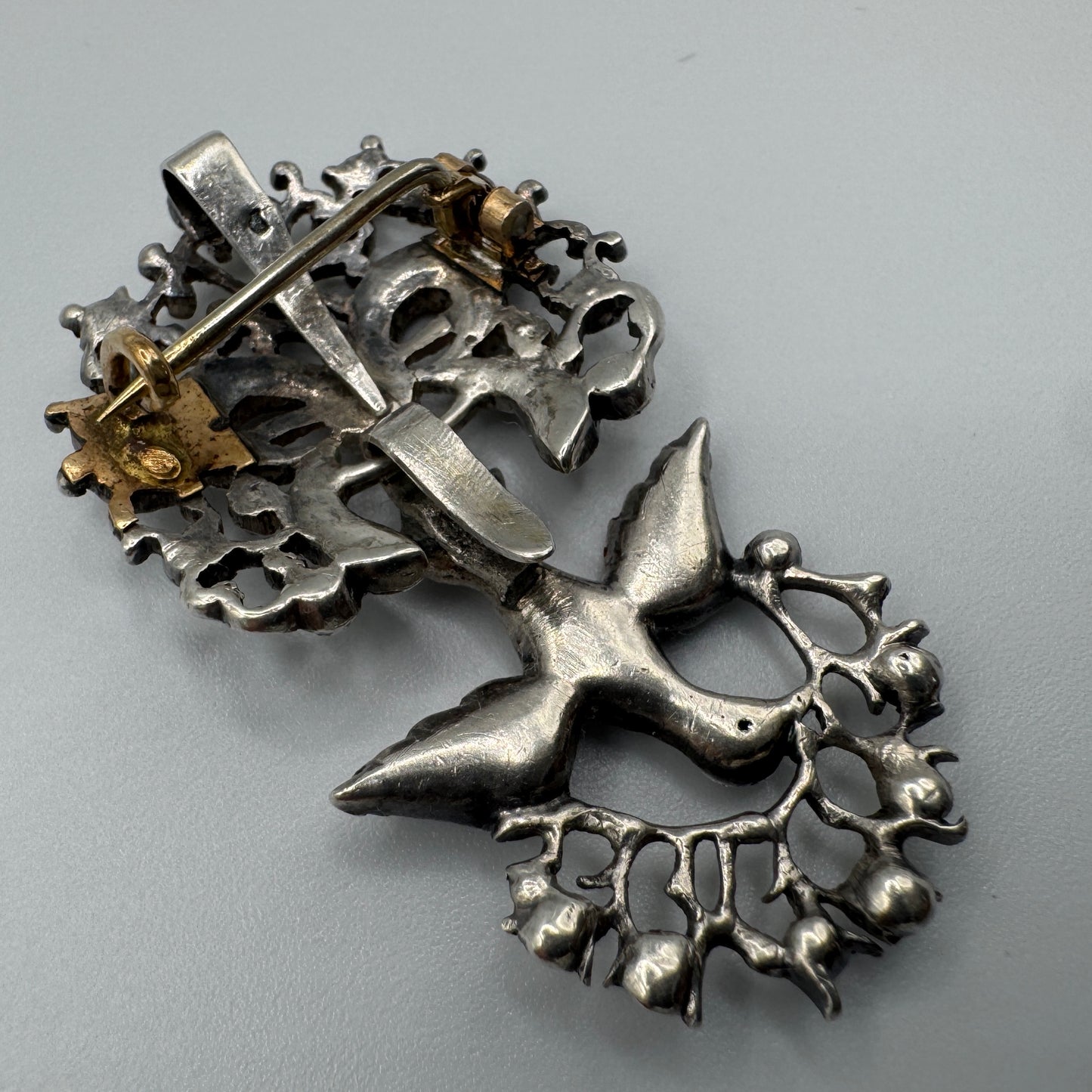 Rare Broche XIXe en argent - Saint Esprit 