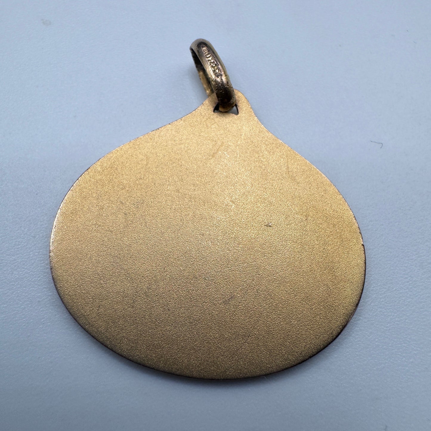 Pendentif ancien en plaqué or - « les Amoureux de Peynet »
