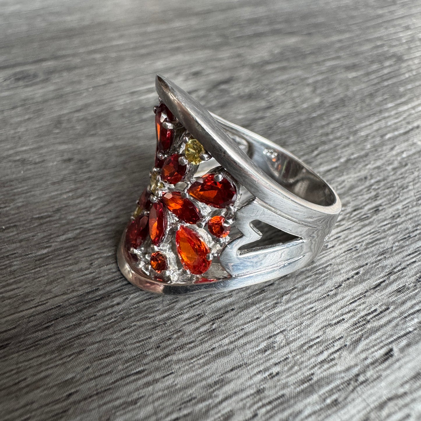 Bague en argent et pierres taillées