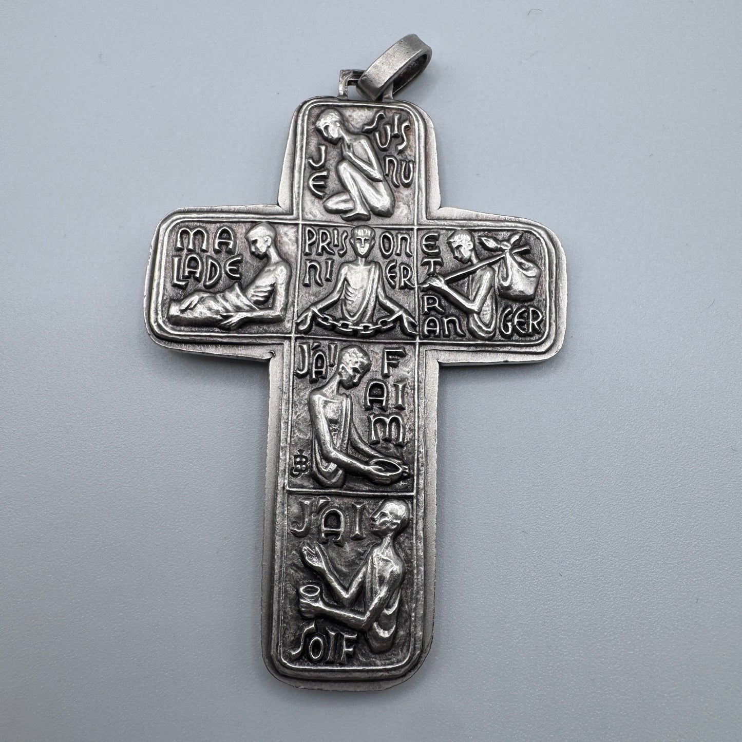Superbe Croix dite Caritas en bronze argenté