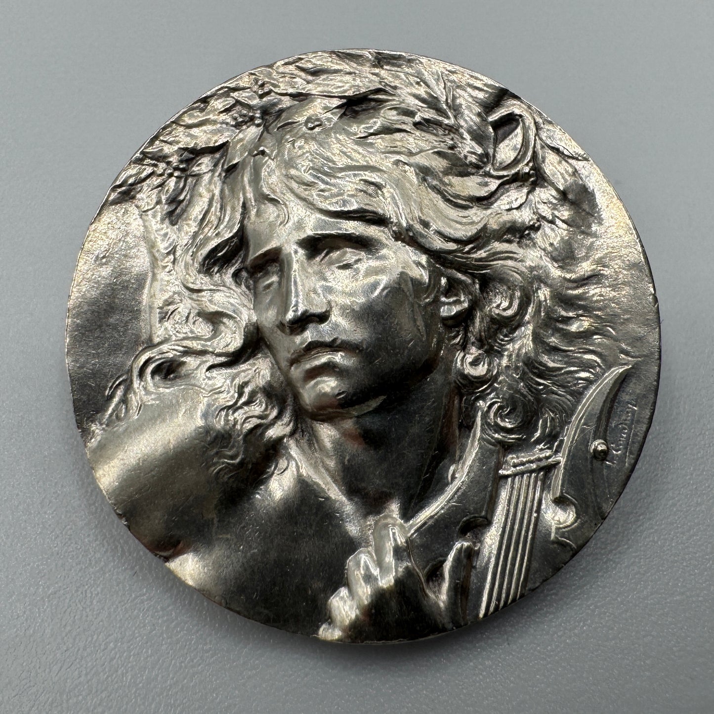 Broche ancienne signée Coudray « Orphée » argent massif