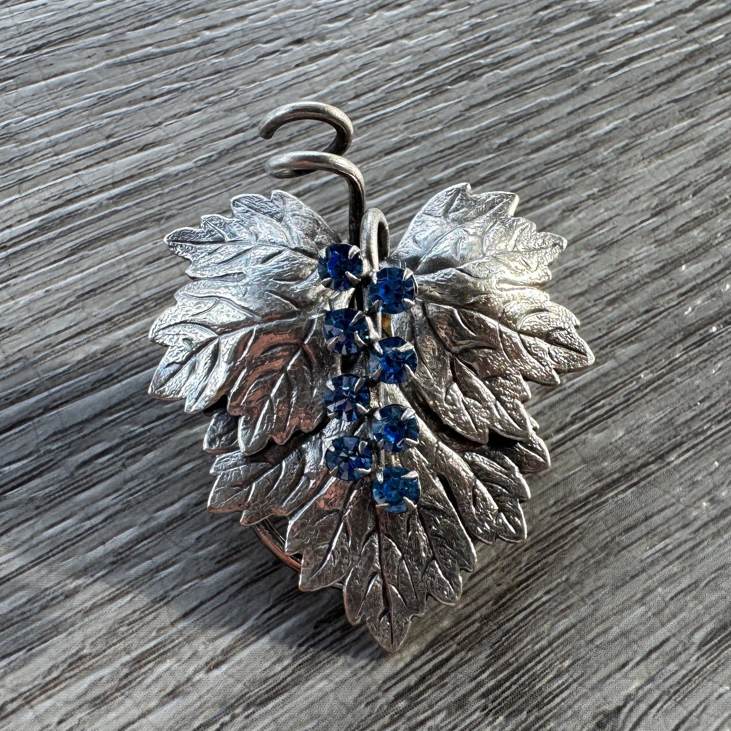 Broche ancienne « feuille de vigne » en métal argenté