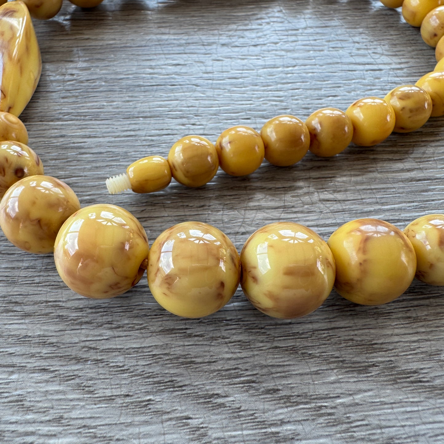 Collier vintage en Bakélite moutarde