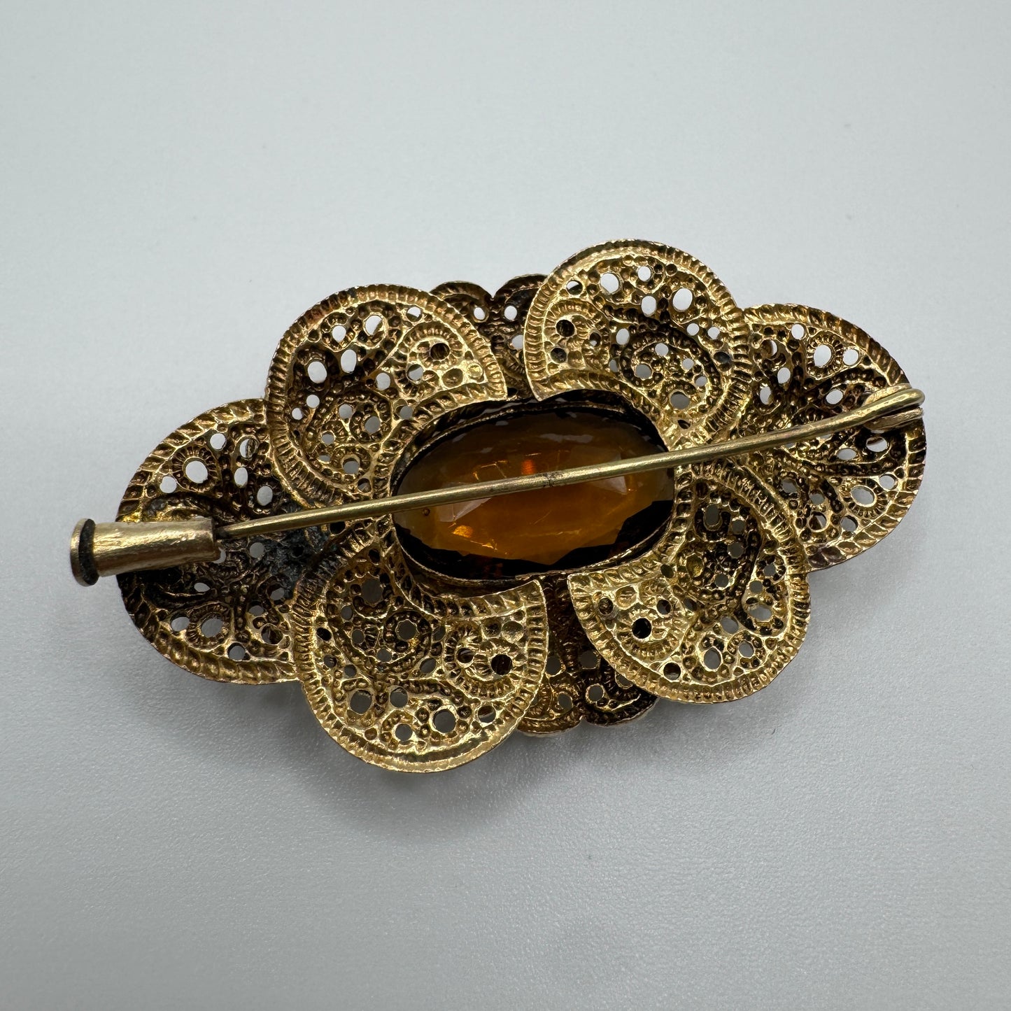 Broche ancienne en laiton et verroterie