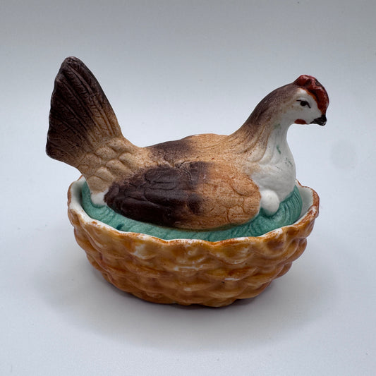 Boite Victorienne XIXeme en biscuit « poule couvant ses œufs »