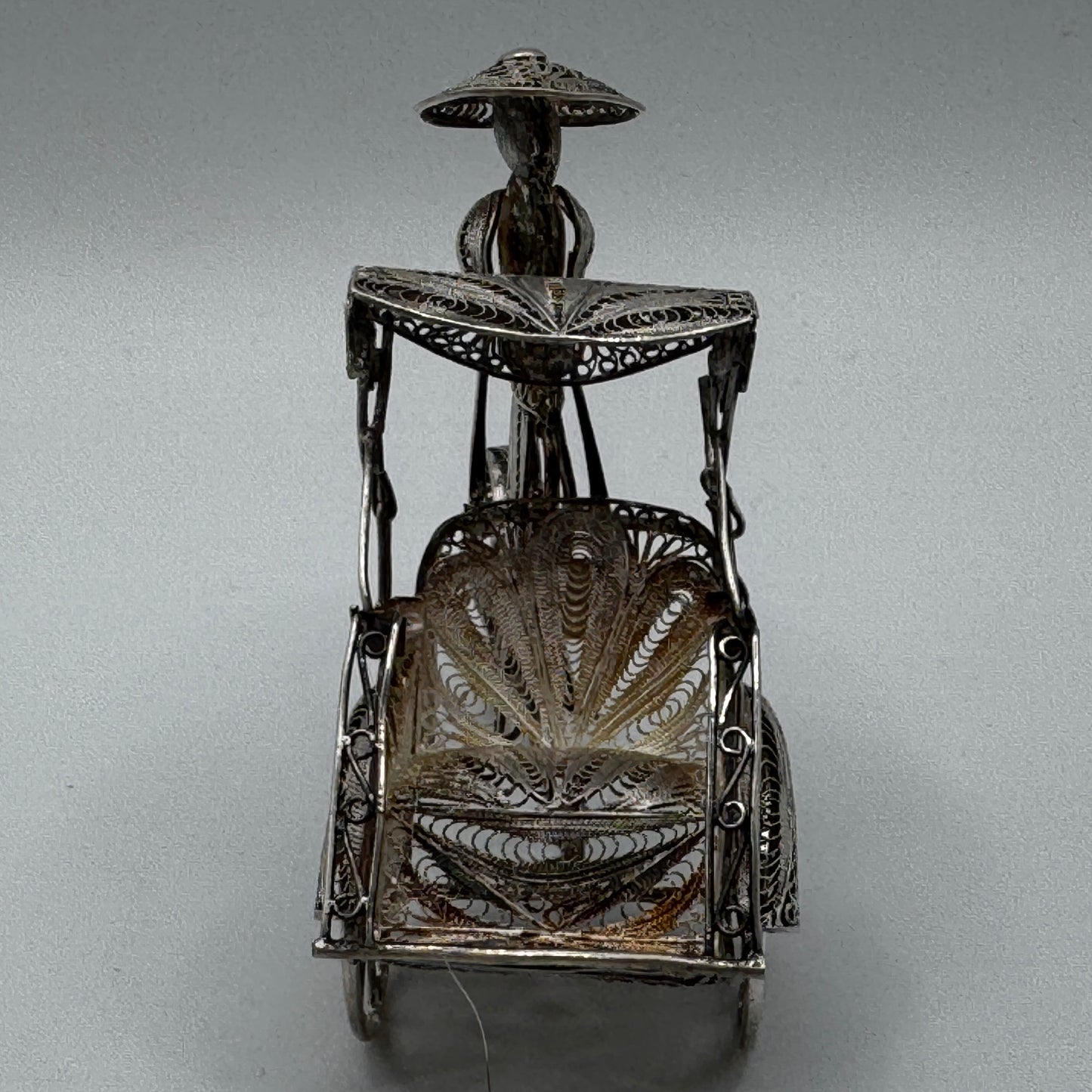 Sculpture en argent filigrané souvenir d’Indochine « pousse-pousse »