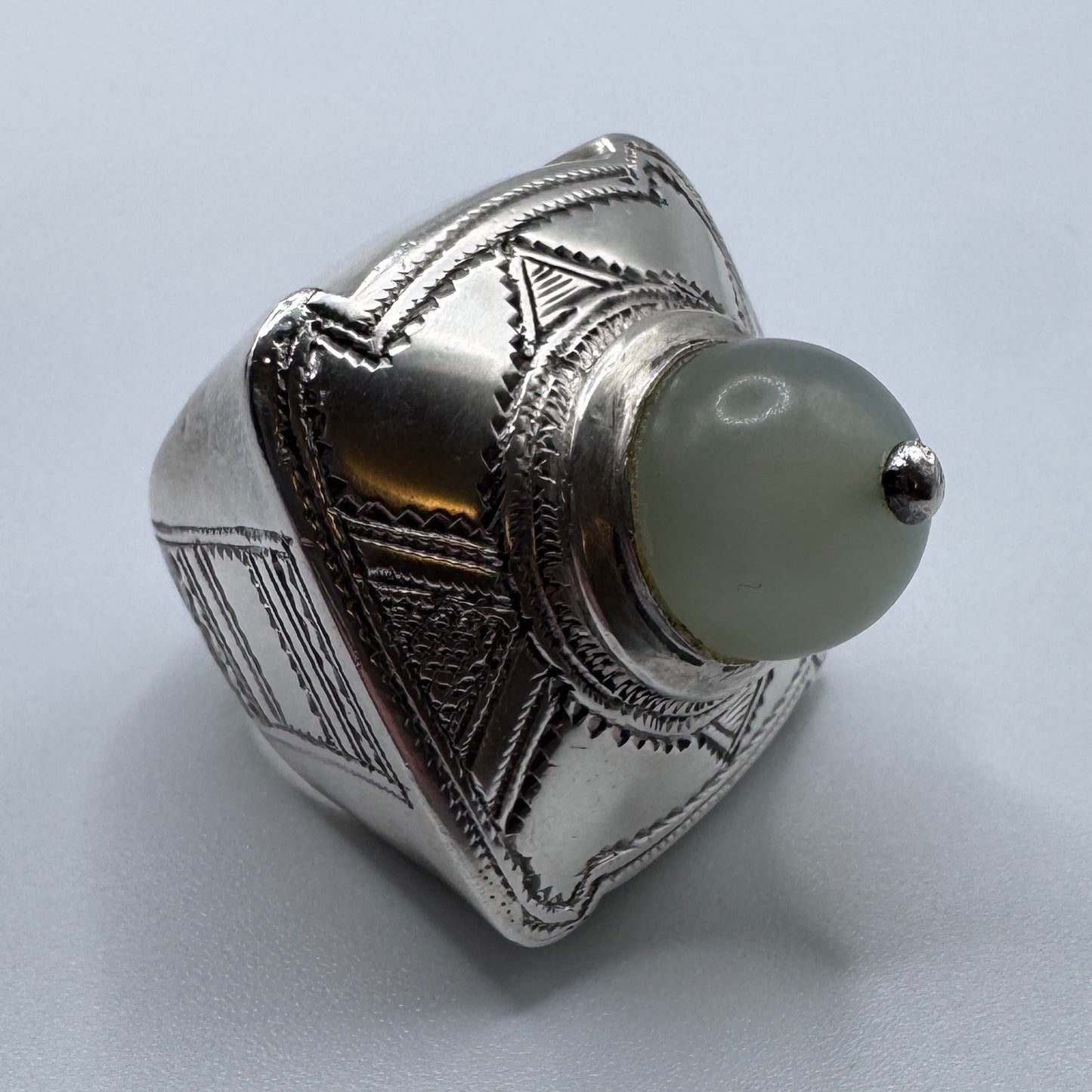 Énorme bague ancienne ethnique en argent massif et Jade