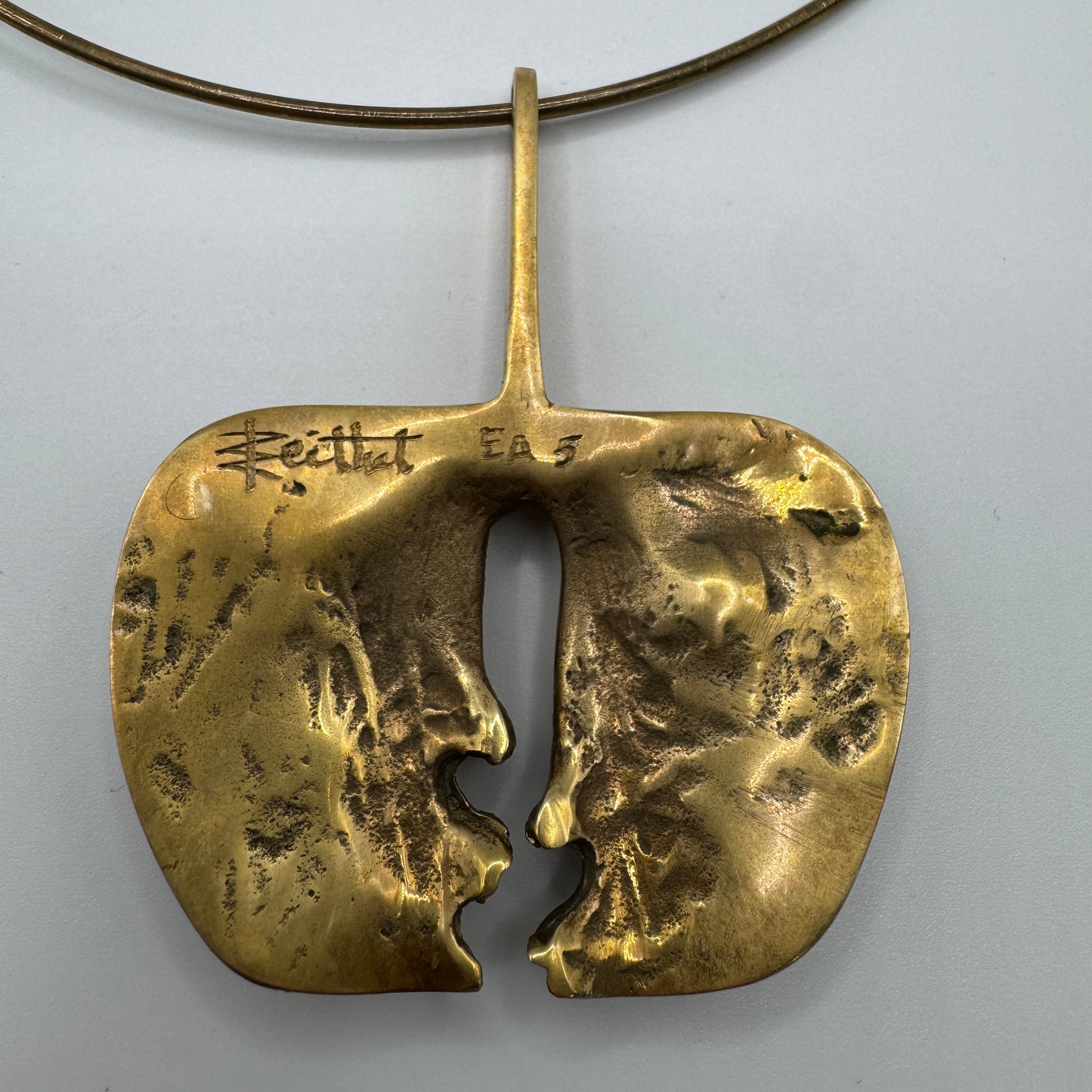 Collier d’artiste par René Berthet - « pendentif aux deux visages » - épreuve d’artiste en bronze