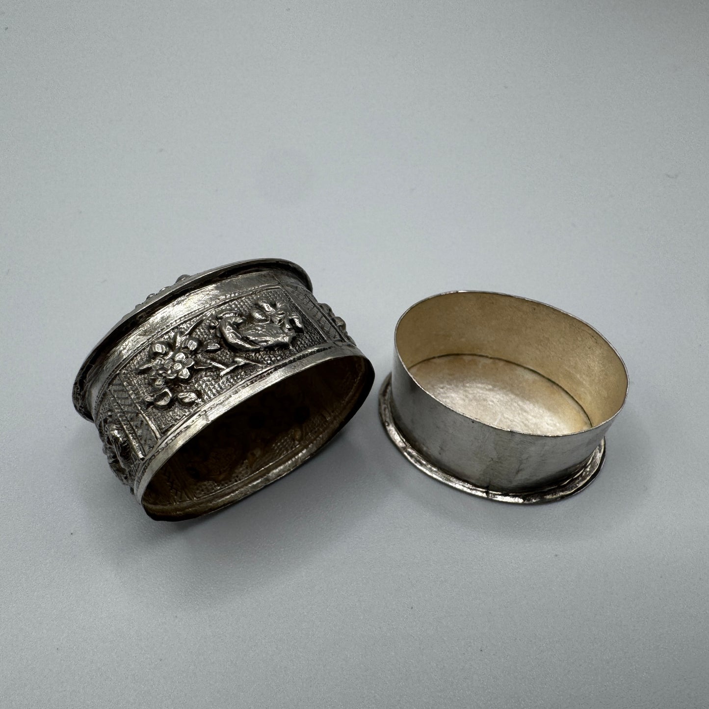 Superbe boîte pilulier ancienne en argent ciselé