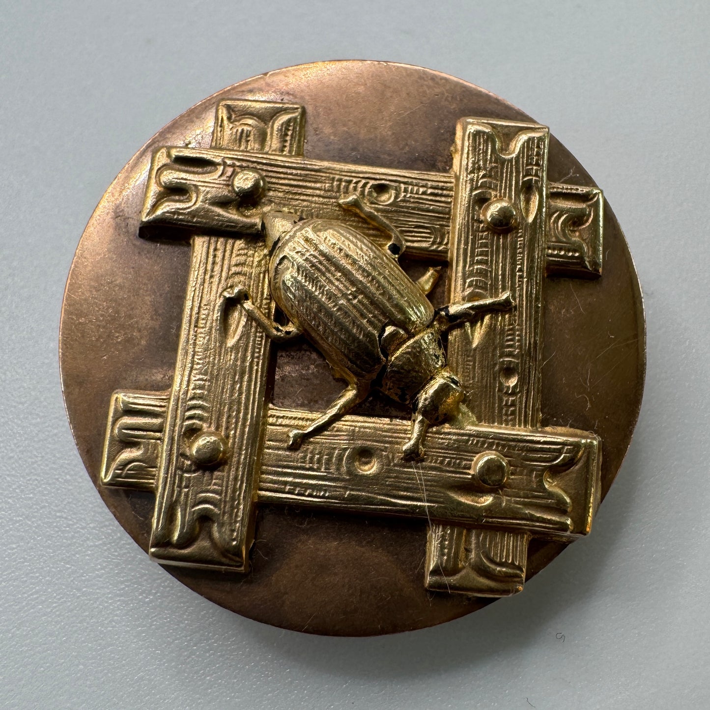 Bouton ancien en bronze doré  - « scarabée »