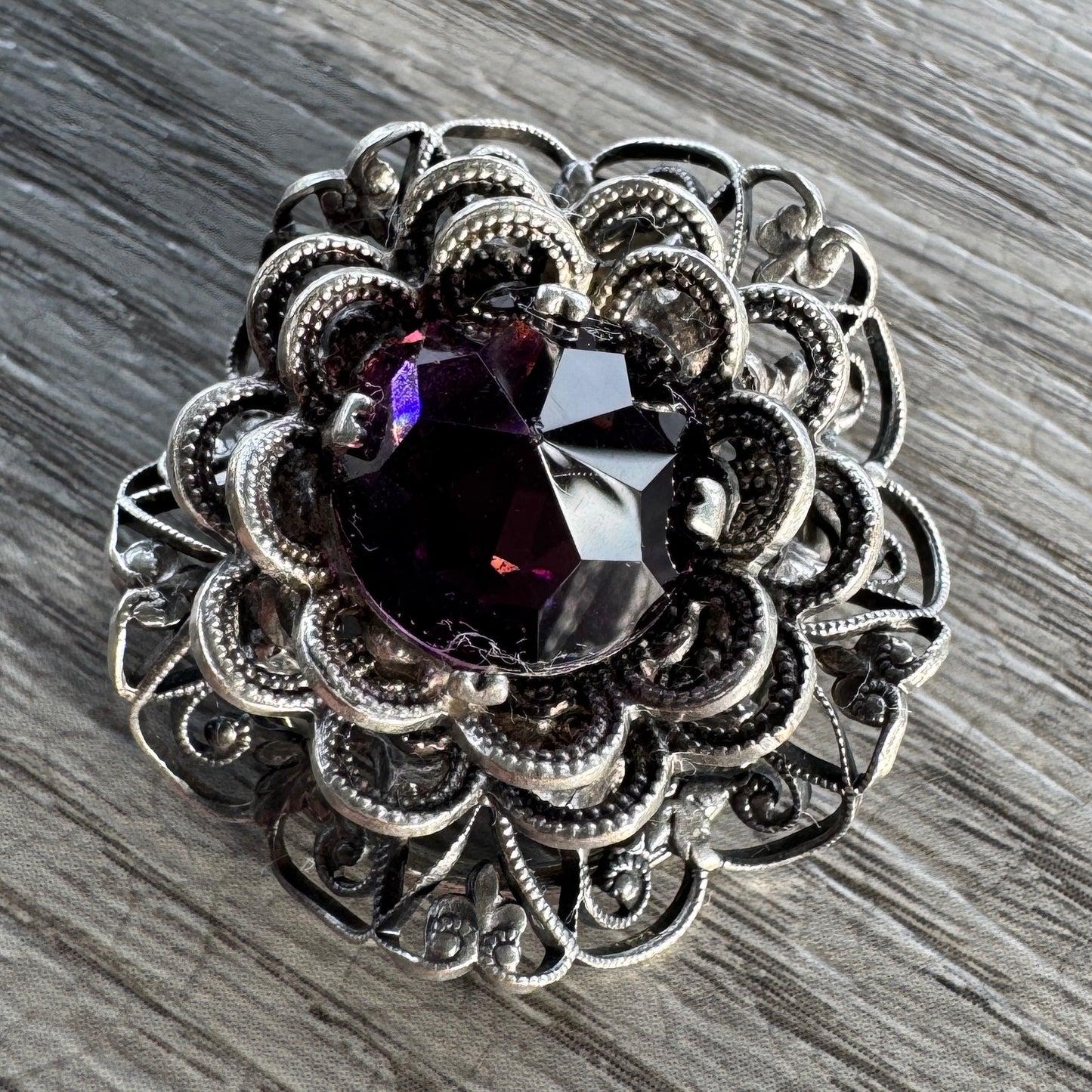 Broche ancienne pince à foulard en métal argente et verroterie