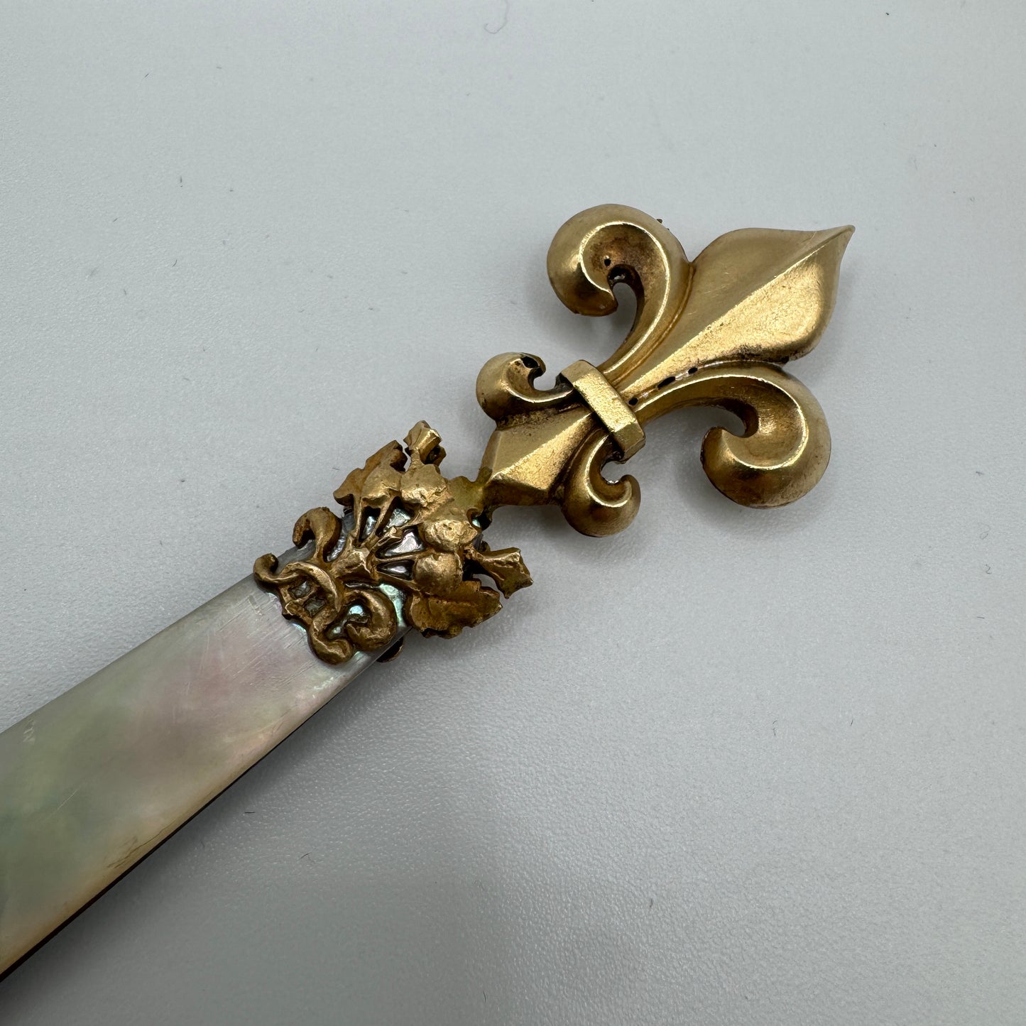 Ouvre lettre ancien vers 1900 « fleur de Lys » - bronze doré et nacre