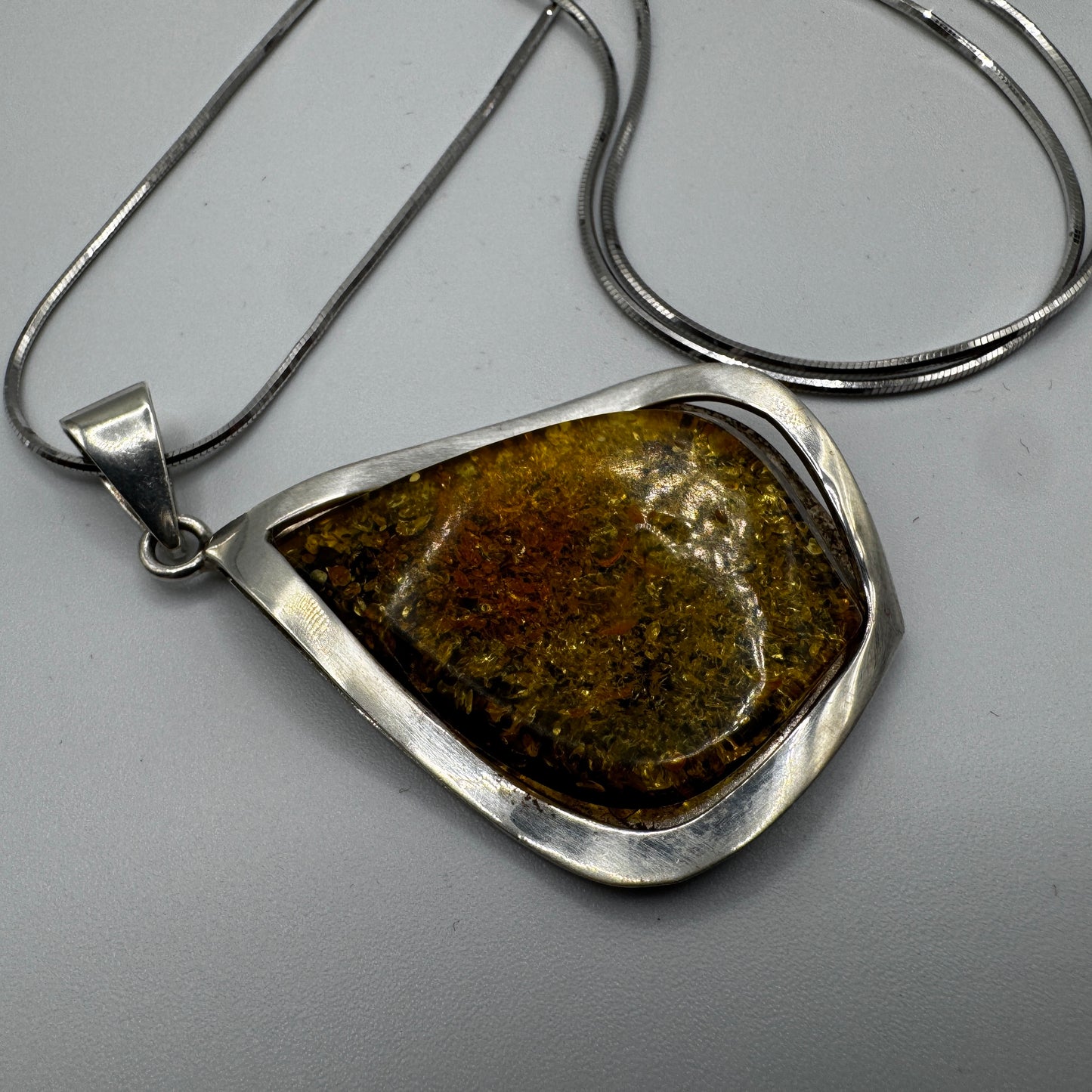 Grand Pendentif en ambre poli et chaîne argent