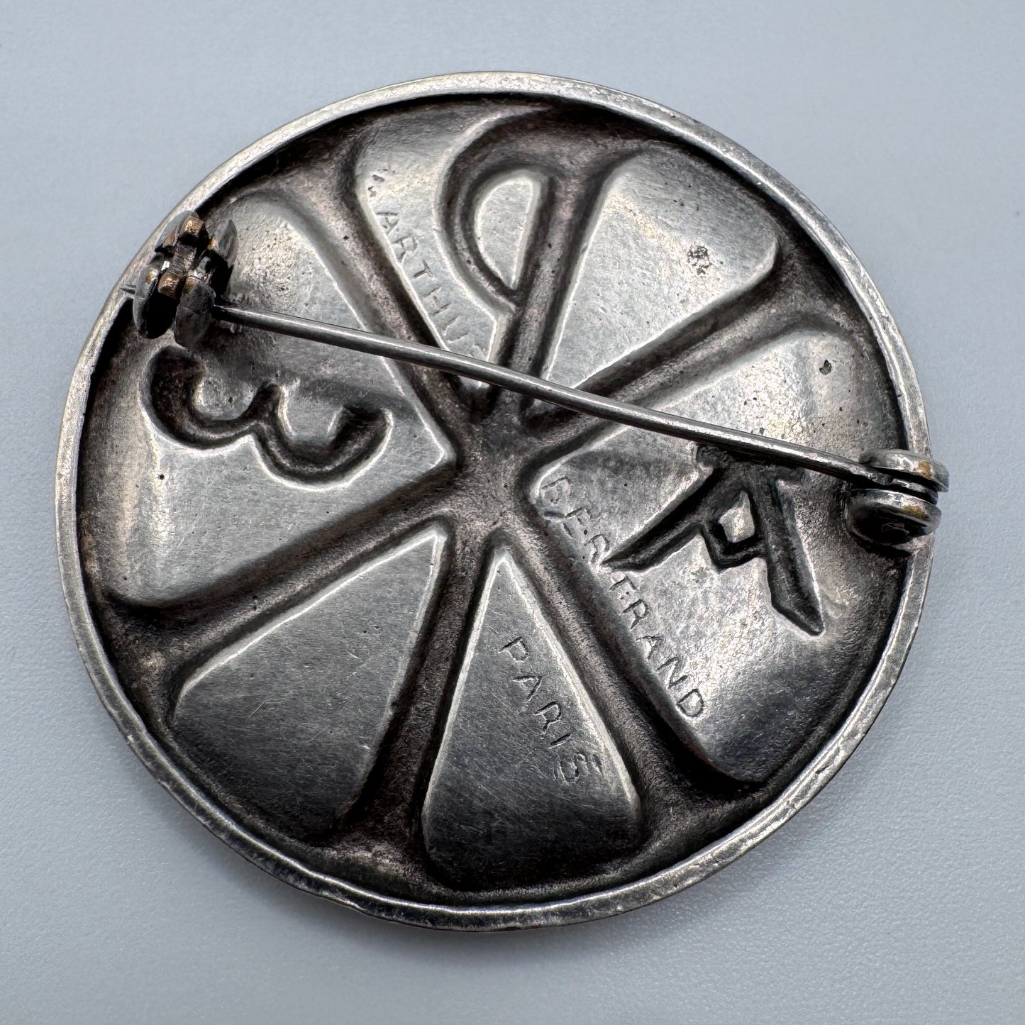 Broche ancienne « Chrisme »signée Arthus Bertrand