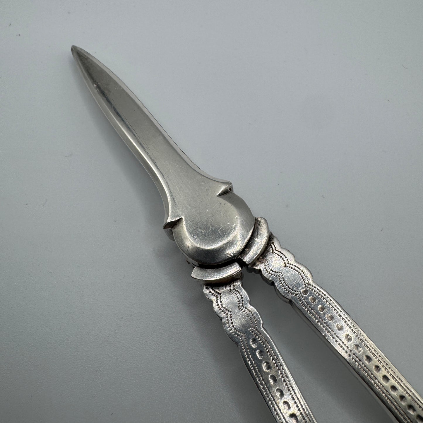 superbe paire de Ciseaux ancienne à raisin finement ciselée