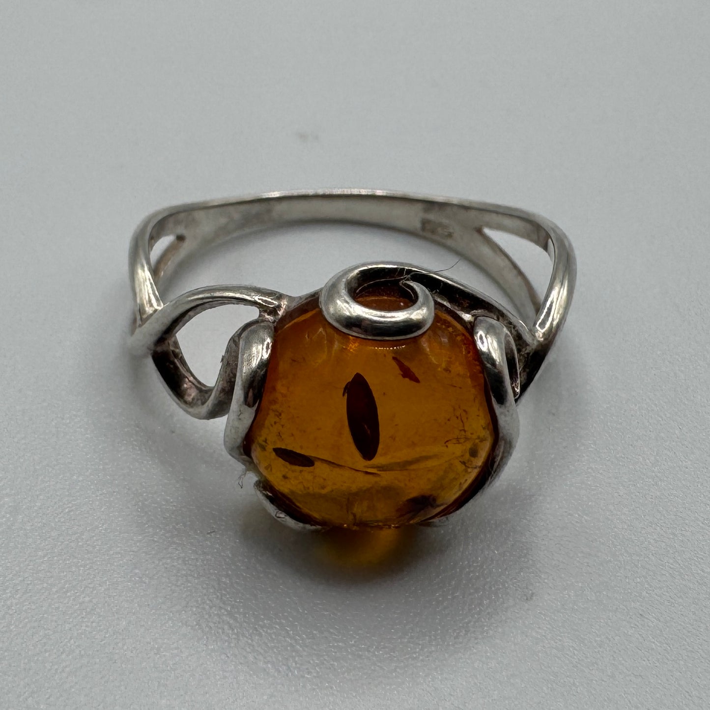 Bague en argent et ambre