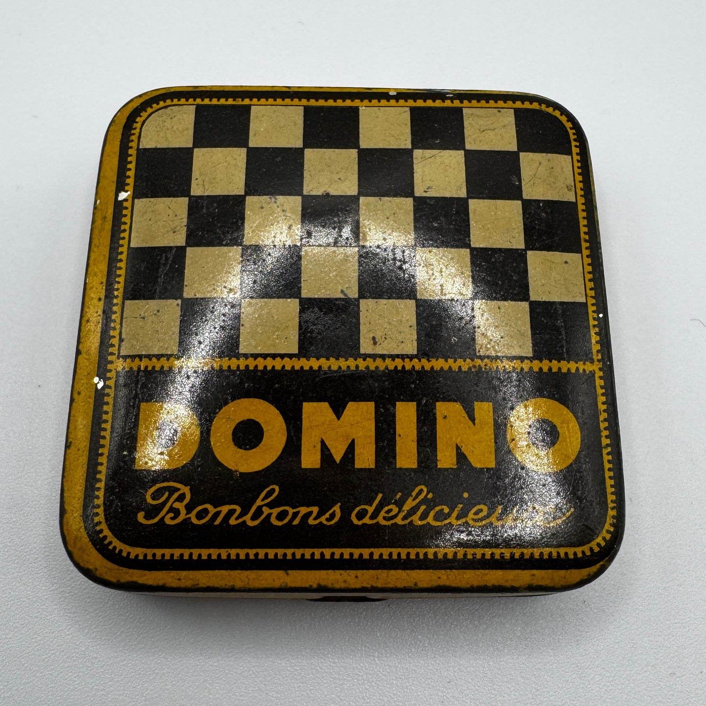 Petite boîte ancienne publicitaire en tôle lithographiée - « bonbons Domino »