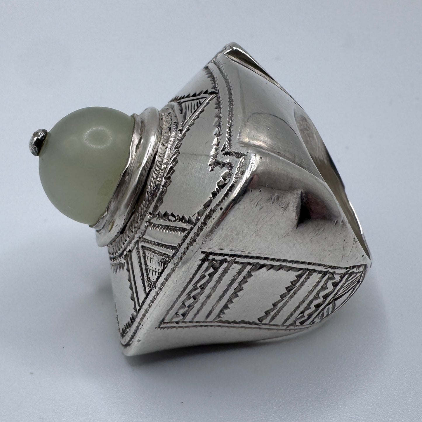 Énorme bague ancienne ethnique en argent massif et Jade
