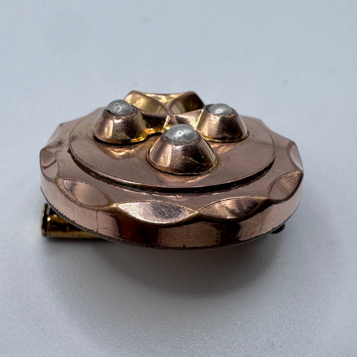 Broche ancienne Art Nouveau « trèfle » en plaqué or et nacre